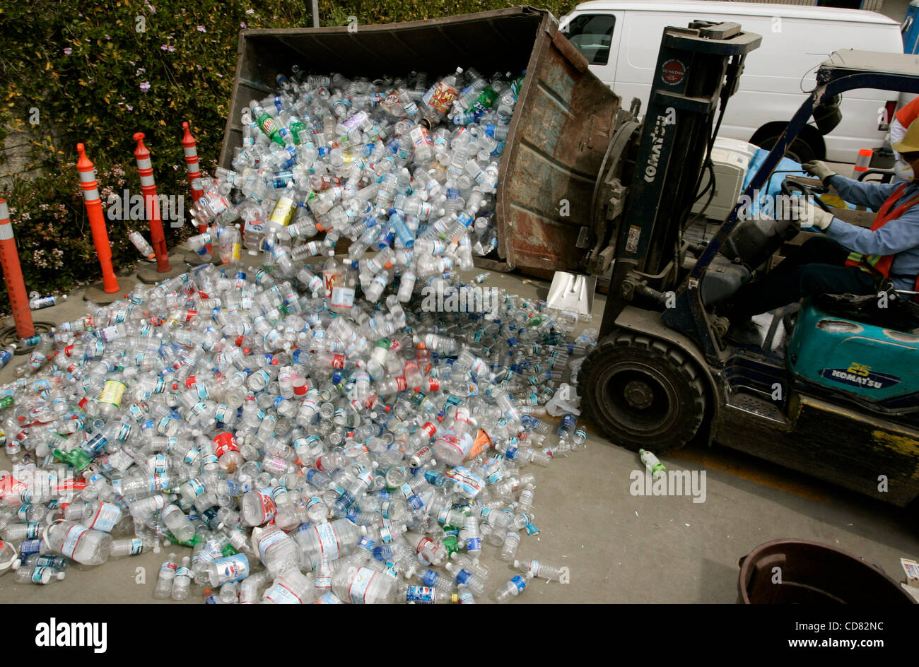 14. April 2008 - Burbank, CA, USA-Kunststoff-Flaschen in einem recycling-Center in Burbank, Kalifornien. Er sammelt Kunststoffe für ein Boot, die er baut aus recycelten Materialien hergestellt. Mai dieses Jahres, plant er auf dem Segelboot nach Hawaii. Eriksen ist ein Ozeanograph an der Algalita Marine Research Foundation Stockfoto
