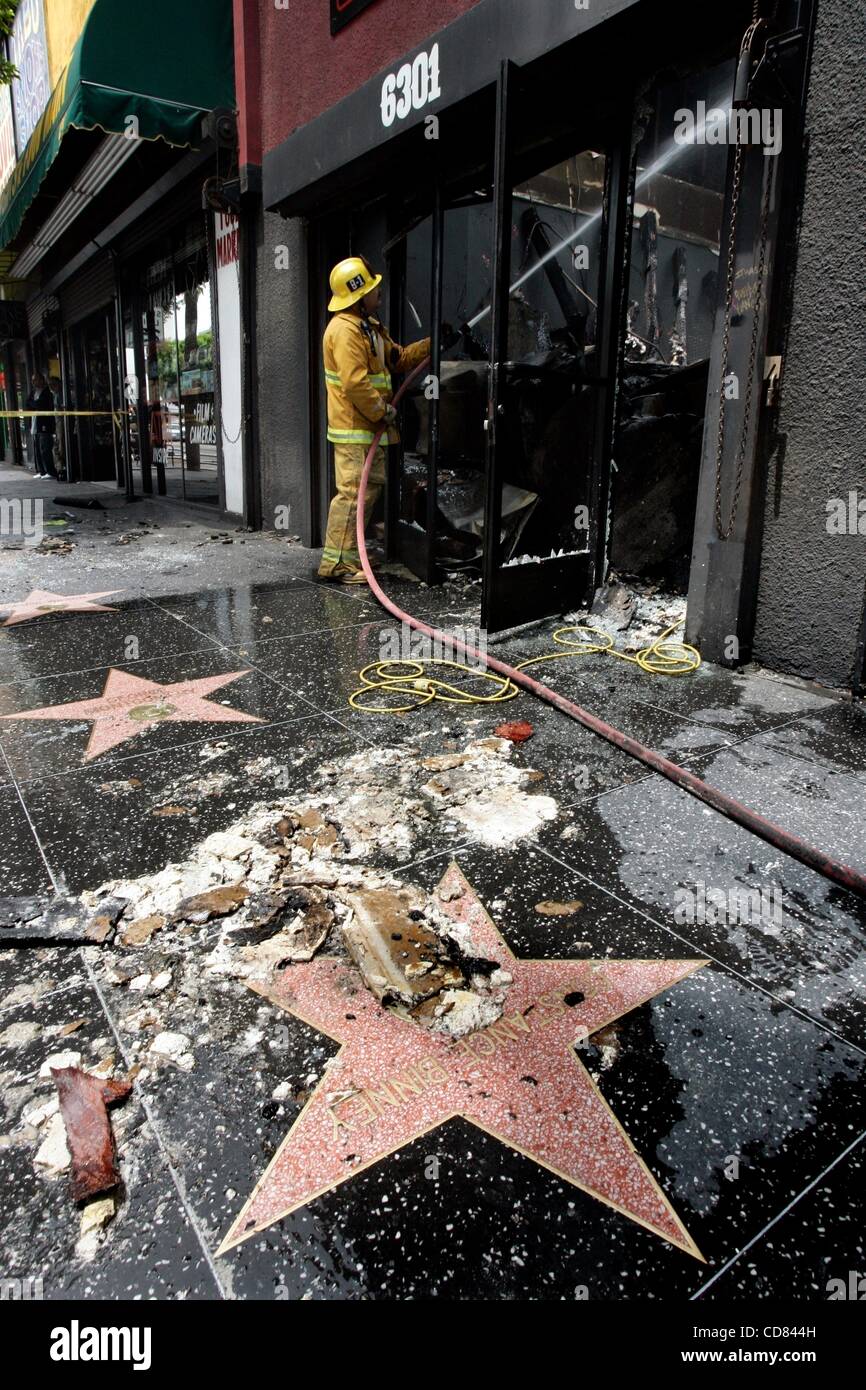 30. April 2008 - Hollywood, Kalifornien, USA - ein großes Feuer verbrannt durch das Dach eines Gebäudes Gehäuse der baskischen Nachtclub an der berühmten Kreuzung Hollywood and Vine in Hollywood heute ohne Verletzungen wurden berichtet. Es war der zweite Großbrand bei einer Hollywood-Restaurant in einer Woche. Auf Satur Stockfoto