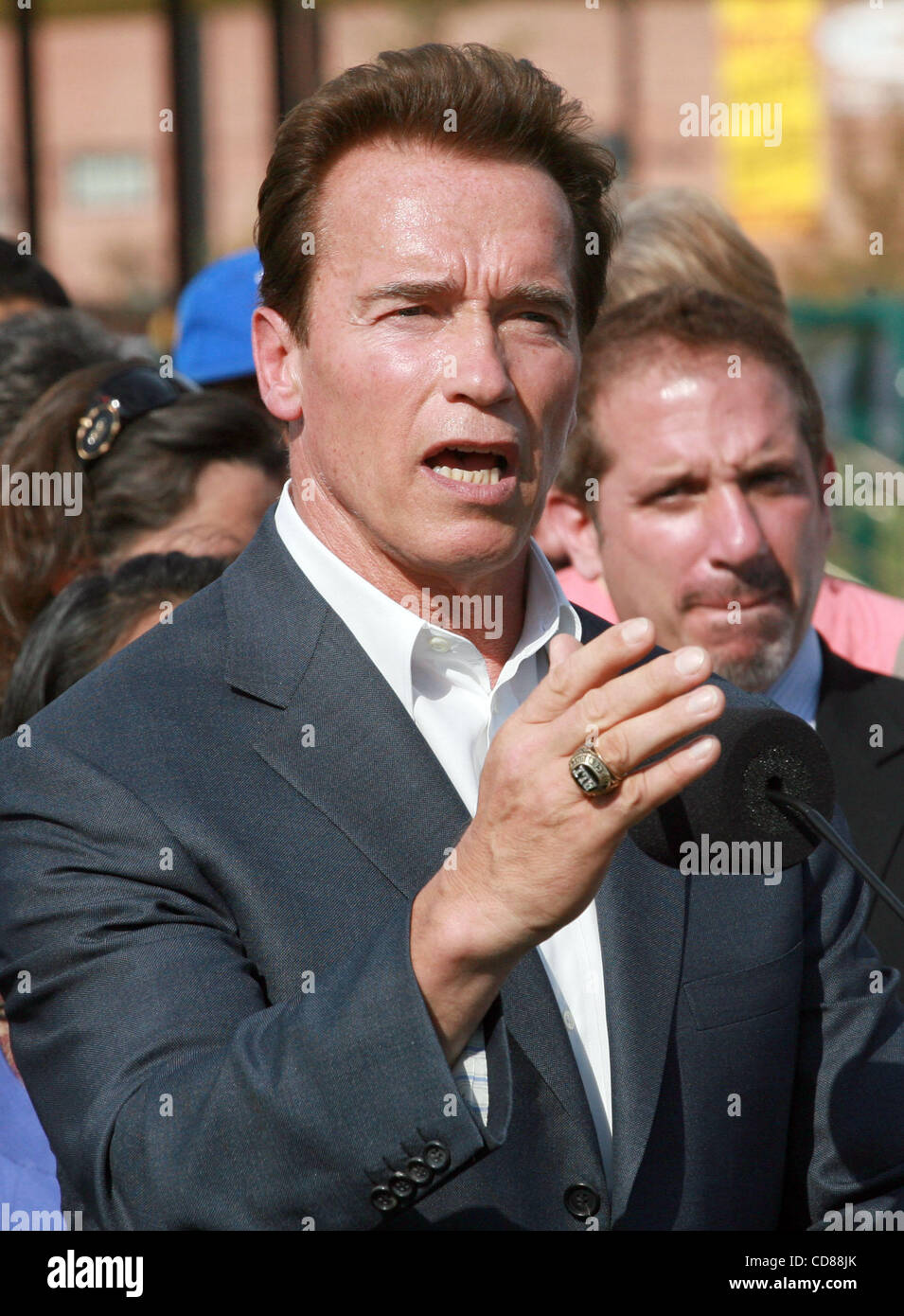 Gouverneur Arnold Schwarzenegger hält eine Pressekonferenz Donnerstag, 2. Oktober 2008, im Rio de Los Angeles State Park in Los Angeles, markieren die Unterzeichnung AB 31 von Assemblymember Kevin de León und AB 2494 von Assemblymember Anna Caballero, die Gemeinden in ganz Kalifornien beleben wird. (Foto b Stockfoto