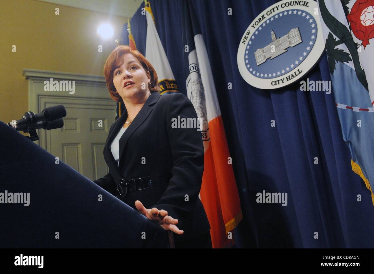 12. Oktober 2008 - Manhattan, New York, USA - Stadtrat Sprecher CHRISTINE QUINN, in einer Pressekonferenz in der Red-Room im Rathaus, kündigt ihre Unterstützung für die Gesetzgebung vorgelegt von Bürgermeister Michael Bloomberg, Amtszeitbeschränkung von zwei bis drei Semester zu verlängern.  (Kredit-Bild: © Bryan Smith/ZUMA Pres Stockfoto