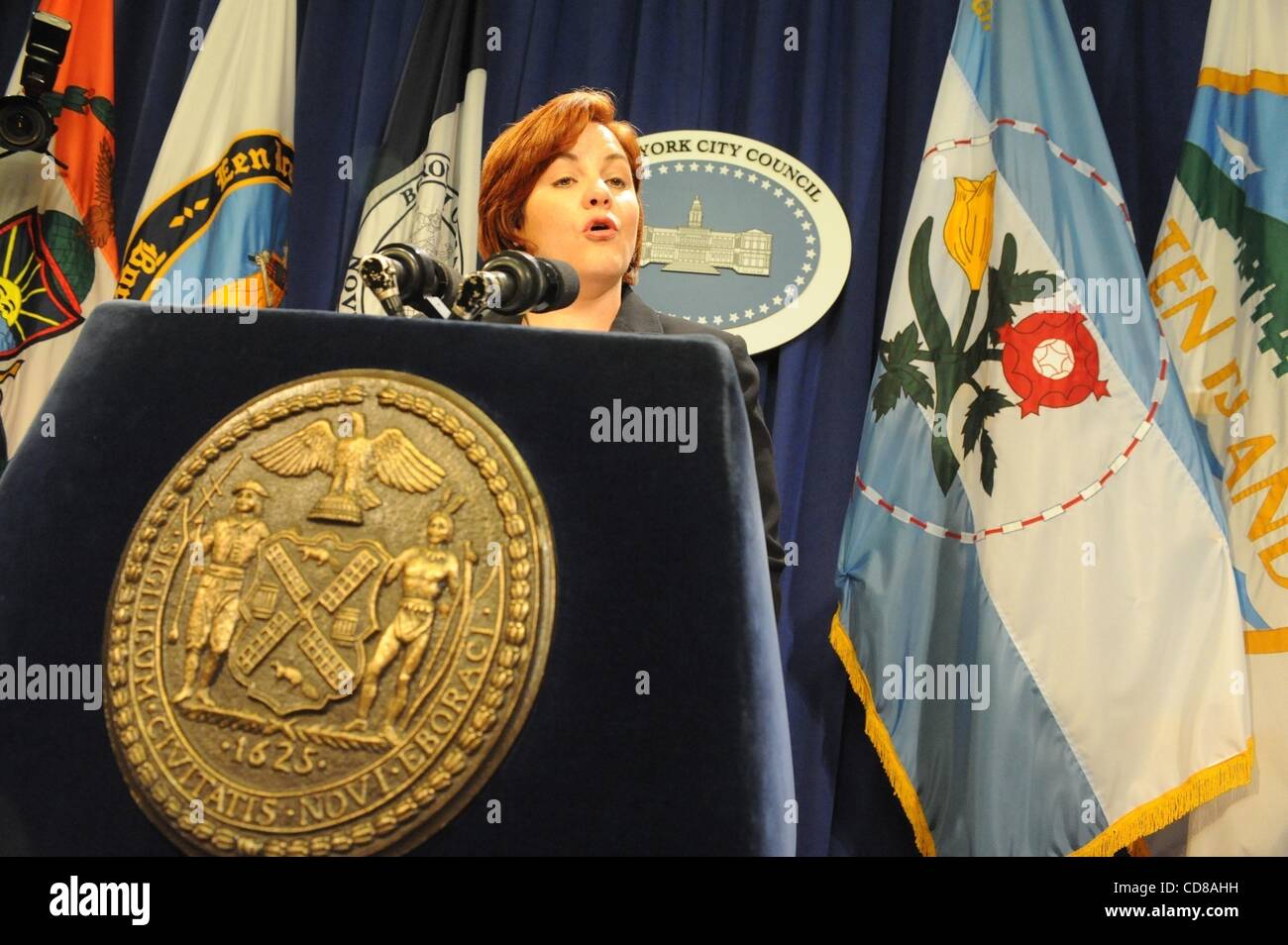 12. Oktober 2008 - Manhattan, New York, USA - Stadtrat Sprecher CHRISTINE QUINN, in einer Pressekonferenz in der Red-Room im Rathaus, kündigt ihre Unterstützung für die Gesetzgebung vorgelegt von Bürgermeister Michael Bloomberg, Amtszeitbeschränkung von zwei bis drei Semester zu verlängern.  (Kredit-Bild: © Bryan Smith/ZUMA Pres Stockfoto