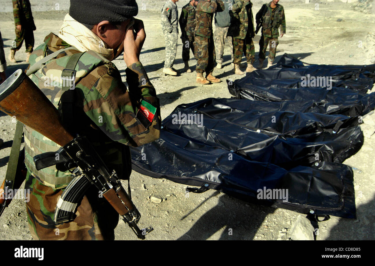 22. Oktober 2008 - Paktya-Provinz, Afghanistan - und afghanische Soldaten über die Leichen von ihren Begleitern durch Friendly Fire in Ostafghanistan getötet weint. Vier afghanische Soldaten wurden verwundet und acht wurden getötet (eines verwundeten würde später sterben im Kampf chirurgische Krankenhaus) in einem Freundschaftsspiel Stockfoto