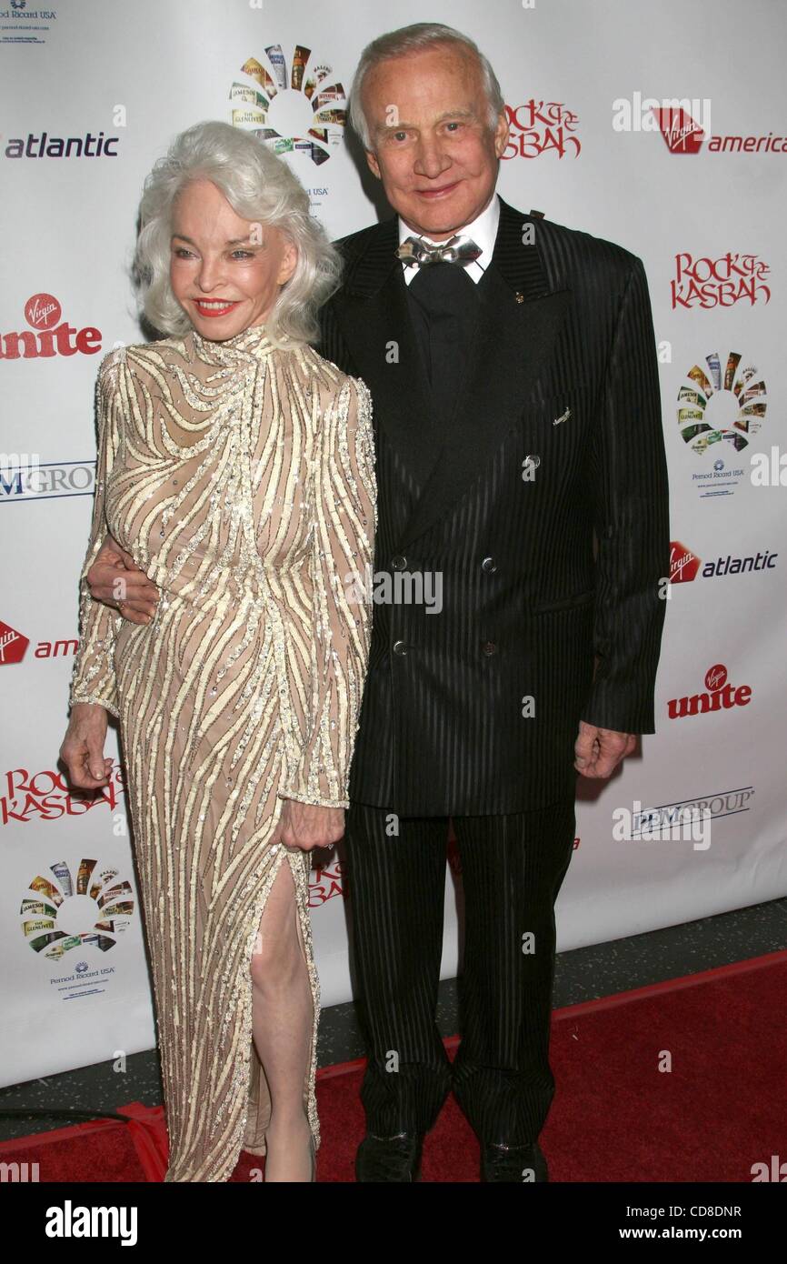 23. Oktober 2008 - Los Angeles, Kalifornien, USA - Astronaut BUZZ ALDRIN und Frau LOIS ALDRIN auf der Sir Richard Branson "Rock die Kasbah" Veranstaltung profitiert Virgin Unite im Hollywood Roosevelt Hotel statt. (Kredit-Bild: © Paul Fenton/ZUMA Press) Stockfoto