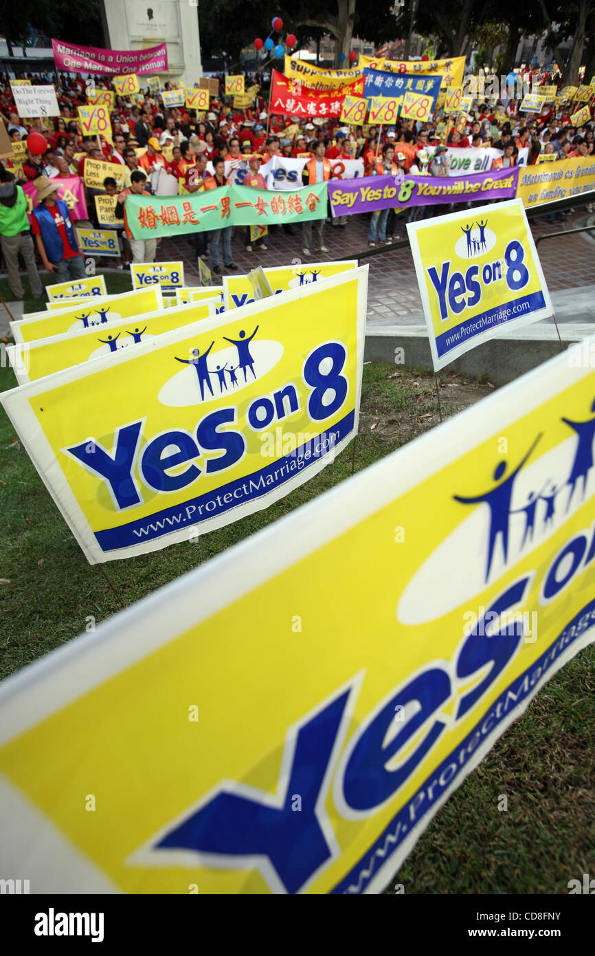 Tausende von Anhängern der Proposition 8 begleiten Sie die multi-ethnischen Gruppen Rally bei außerhalb von Los Angeles City Hall auf Sonntag, 2. November 2008. (Foto von Ringo Chiu / Zuma Press) Stockfoto