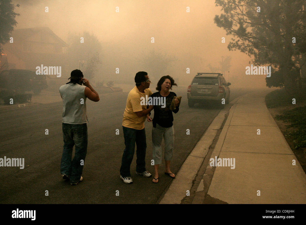 15. November 2008 - Yorba Linda, Kalifornien, USA - Terry Datensätze stoppt Kimberly Choi aus Going to check auf eines Freundes brennenden Haus auf ihrer Straße, Juniper Ave in Yorba Linda, Kalifornien während eine aus der Kontrolle ein Lauffeuer vom Santa-Ana-Winde gepeitscht. Kredit-Bild: © Jonathan Alcorn/ZUMA Press) Stockfoto