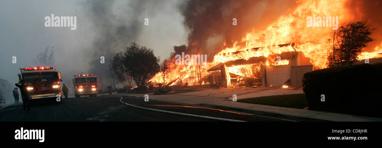 15. November 2008 - Yorba Linda, Kalifornien, USA - Flammen verschlingen Häuser auf Juniper Ave in Yorba Linda, Kalifornien während eine aus der Kontrolle ein Lauffeuer vom Santa-Ana-Winde gepeitscht. Kredit-Bild: © Jonathan Alcorn/ZUMA Press) Stockfoto