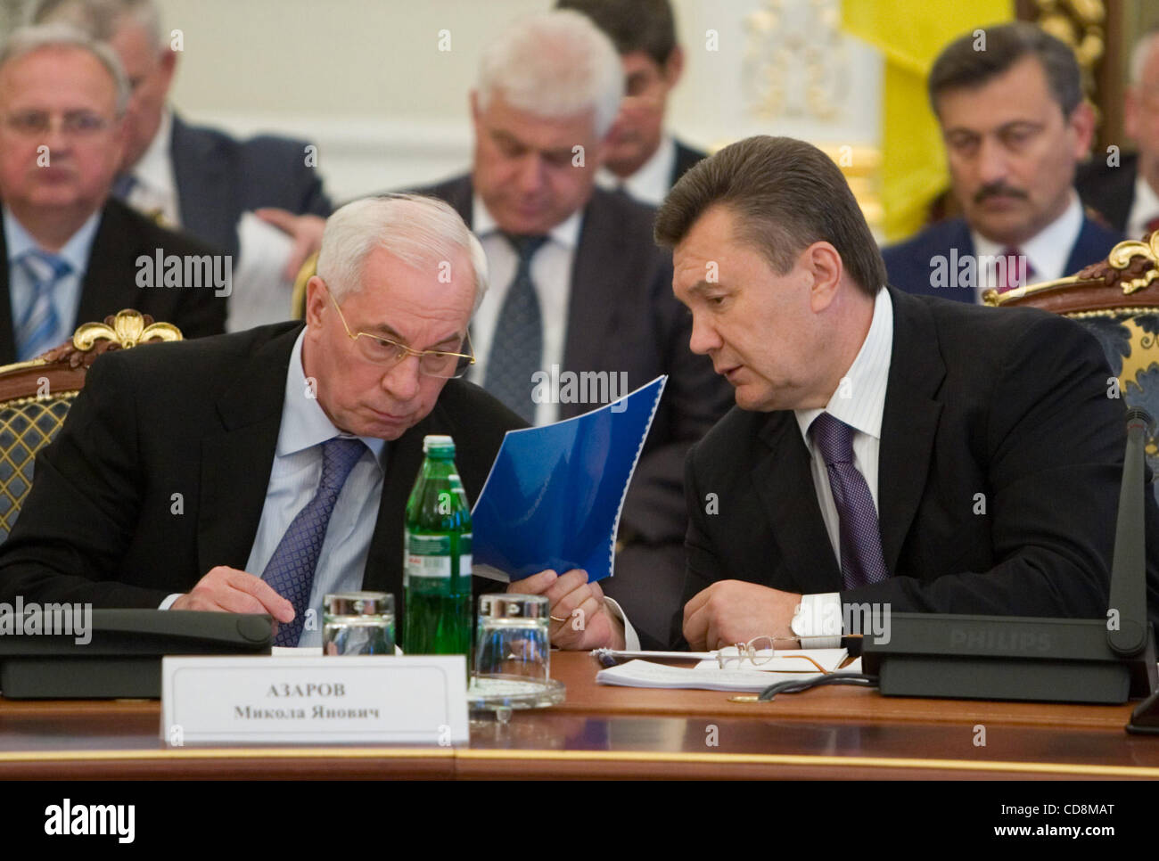 Ukrainische Komitee für Wirtschaftsreformen Sitzung in Kiew. Im Bild: l-R Ministerpräsident der Ukraine Nikolaj Asarow und Präsident der Ukraine Viktor Janukowitsch Teilnahme an der Sitzung. Stockfoto