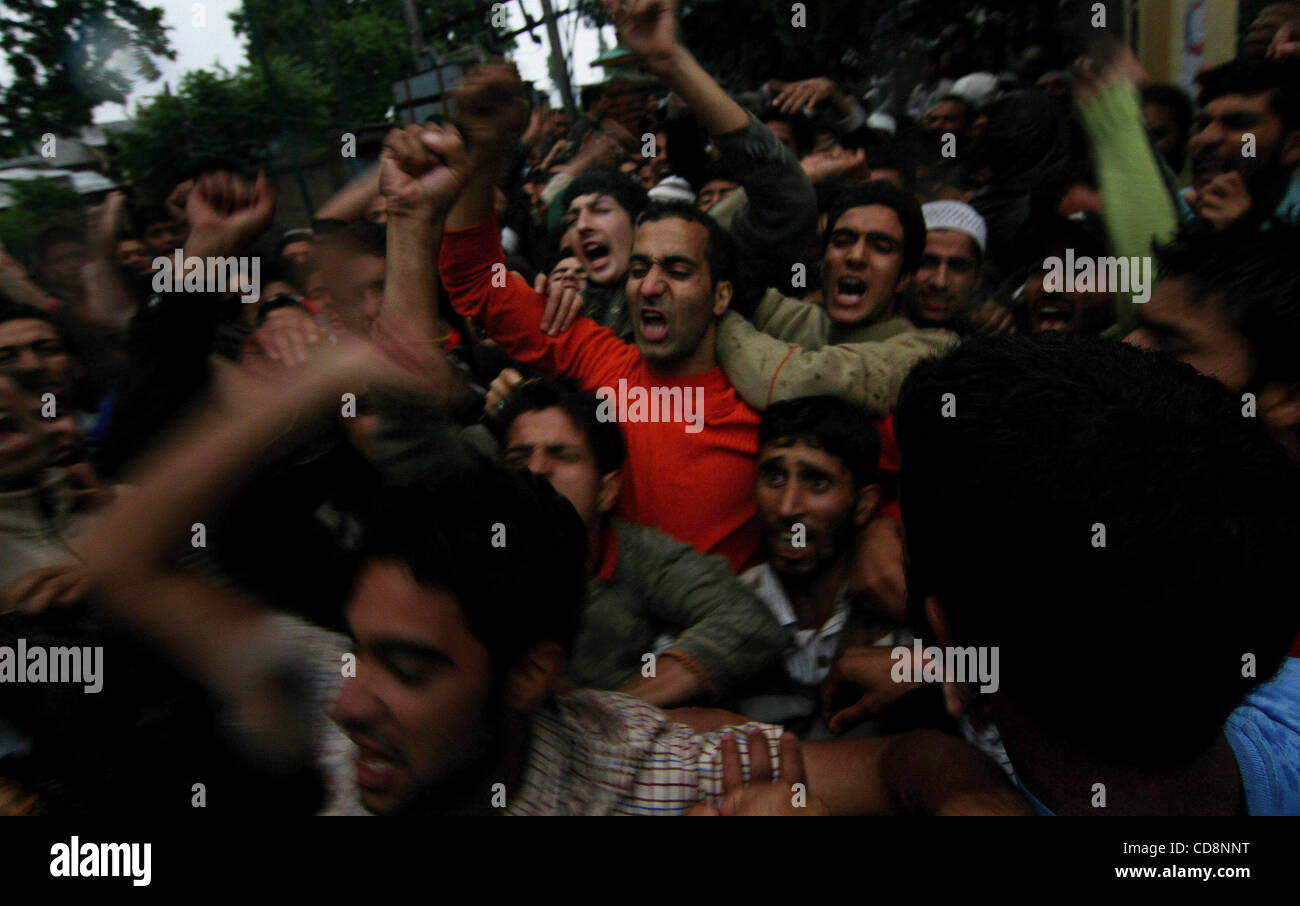 4. Juni 2010 - Srinagar, Kaschmir, Indien - kaschmirische Muslime rufen anti-israelische Slogans während einer Anti-Israel protestieren in Srinagar, Indien. Israelische Marine stürmte eine türkische Hilfe Schiff nach Gaza am Montag und mindestens neun pro-palästinensische Aktivisten getötet wurden. (Kredit-Bild: © Altaf Zargar/ZUMApress. Stockfoto