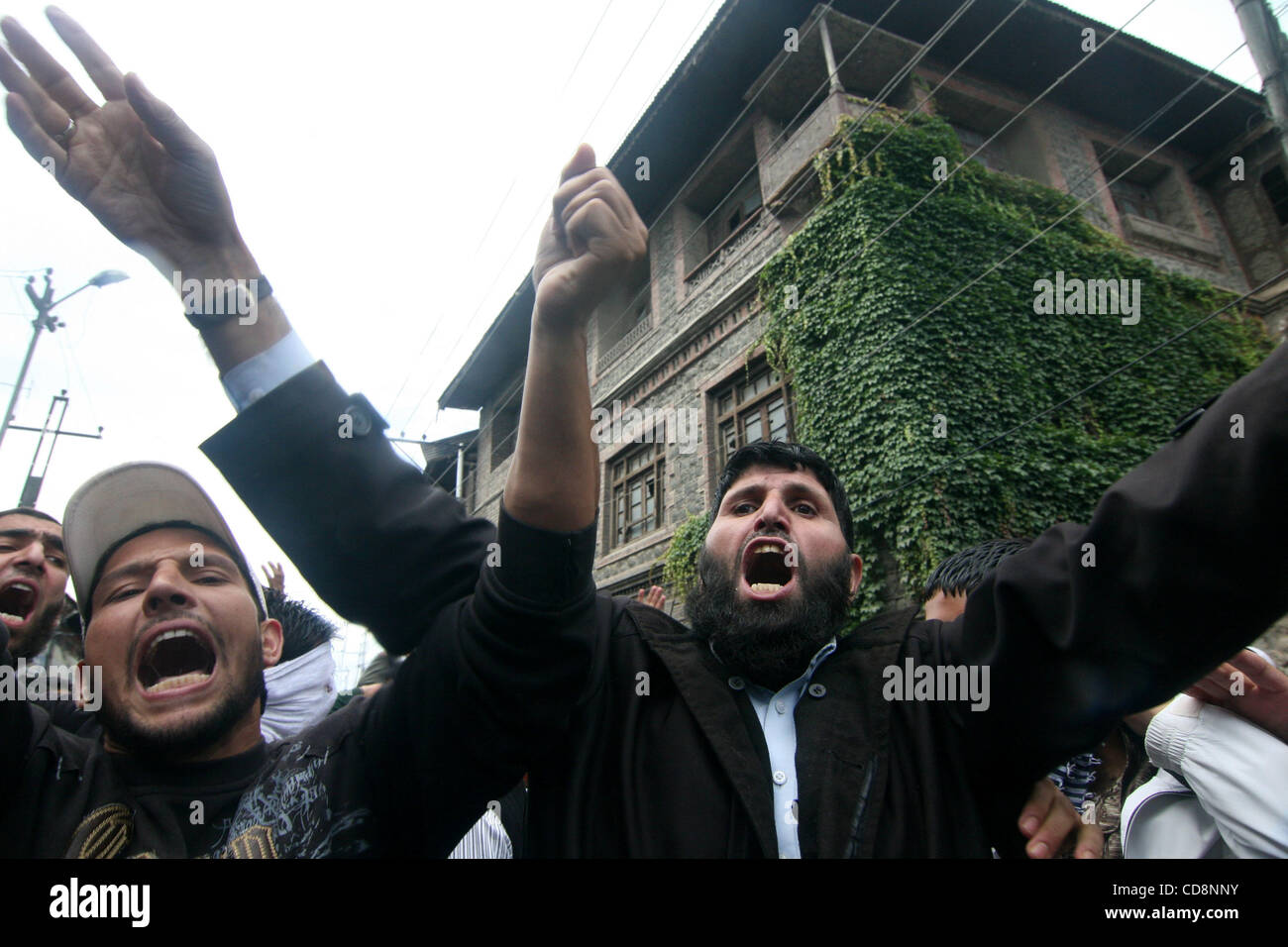 Kashmiri muslimischen schreien anti-Israel-Parolen während anti-Israel protestieren in Srinagar, Hauptstadt des indischen Kaschmir am 06.04.2010, Sommer israelische Marinesoldaten stürmte eine türkische Hilfe Schiff nach Gaza am Montag und mindestens neun pro-palästinensische Aktivisten getötet wurden, Auslösung einer diplomatischen Foto/Altaf Zargar Stockfoto