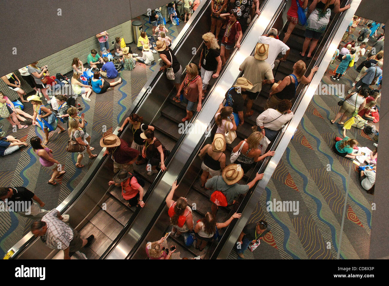 10. Juni 2010 - Nashville, TN, USA - Fans drängen sich in das Kongresszentrum Autogrammen. (Kredit-Bild: © der Tennessean/ZUMApress.com) Stockfoto