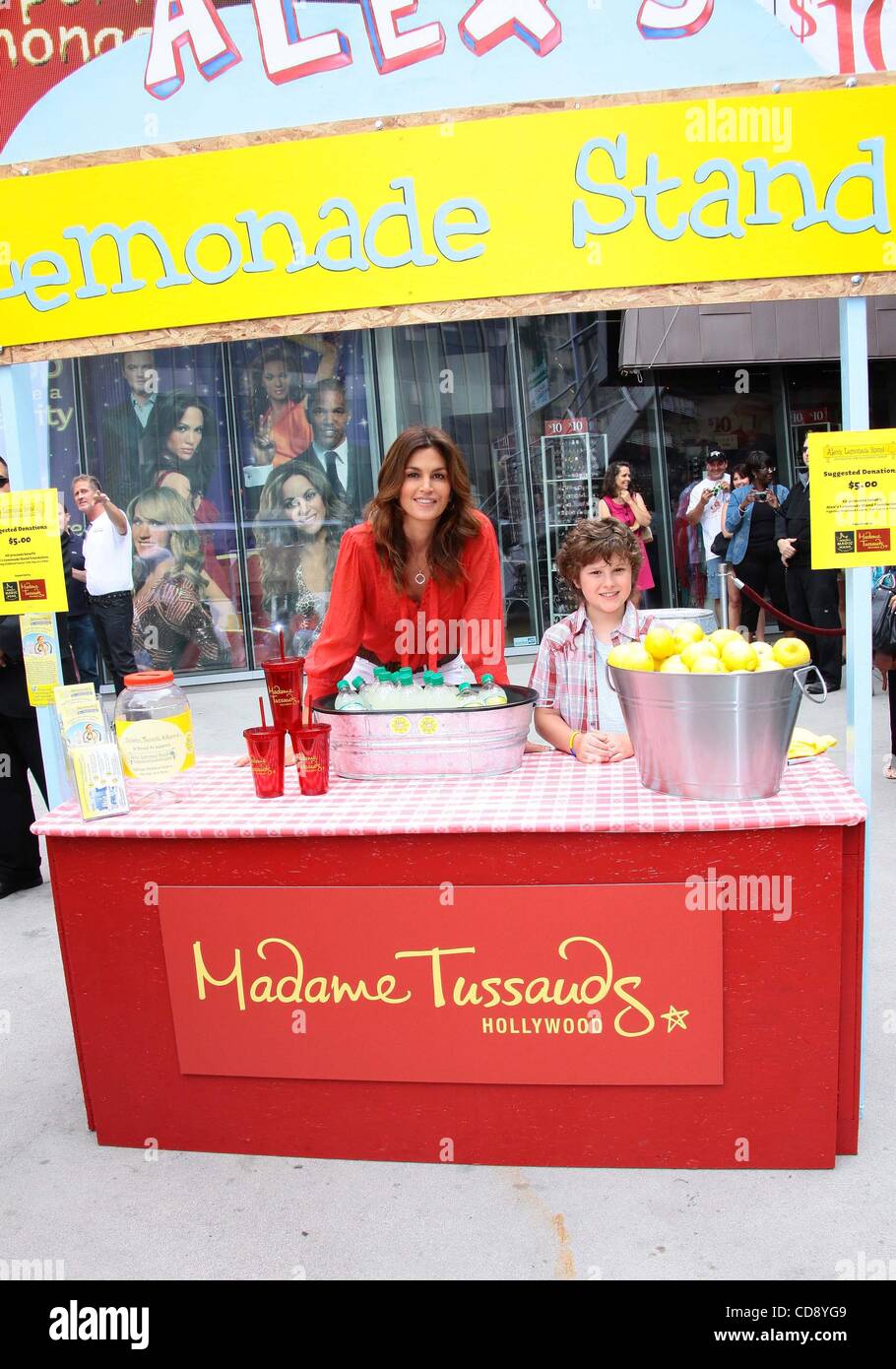 12. Juni 2010 statt - Los Angeles, Kalifornien, USA - Cindy Crawford.Cindy Crawford und Nolan Gould verkaufen Limonade für Kids Cancer Research bei Madame Tussaud. Hollywood, Kalifornien 12.06.2010. K65161AL (Kredit-Bild: © TLeopold/Globe Photos/ZUMApress.com) Stockfoto