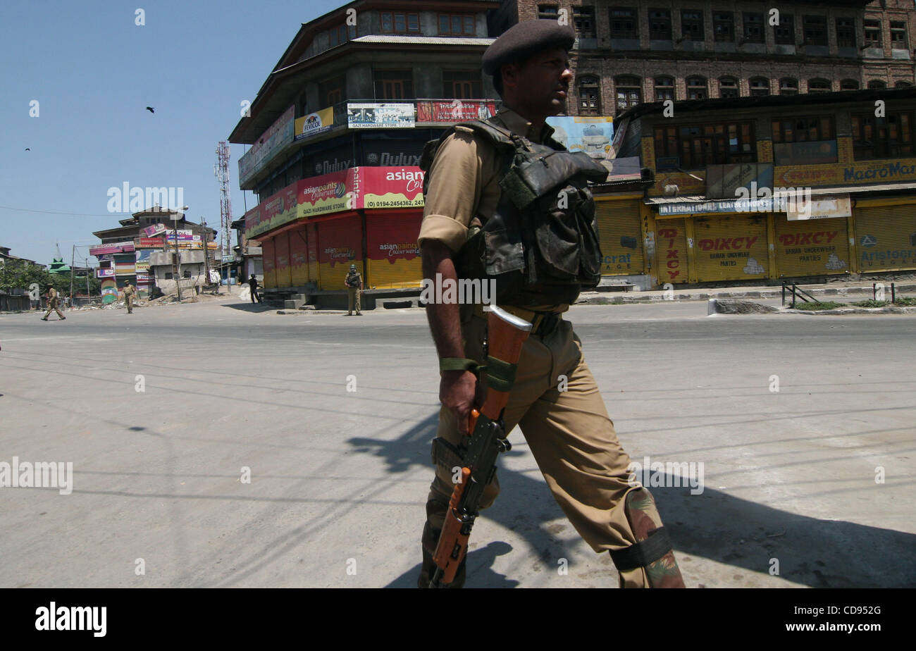 Eine indische zentrale Reserve Police Force (CRPF) Soldat Benzin während einer nicht angemeldeten Ausgangssperre in einem älteren Teil von Srinagar, am 21.06.2010, Behörden im indischen Teil Kaschmirs bereitgestellt Montag Tausende von Polizei und paramilitärische Kräfte über die jüngsten Morde o gegen Demonstrationen in der wichtigsten Stadt Srinagar Stockfoto