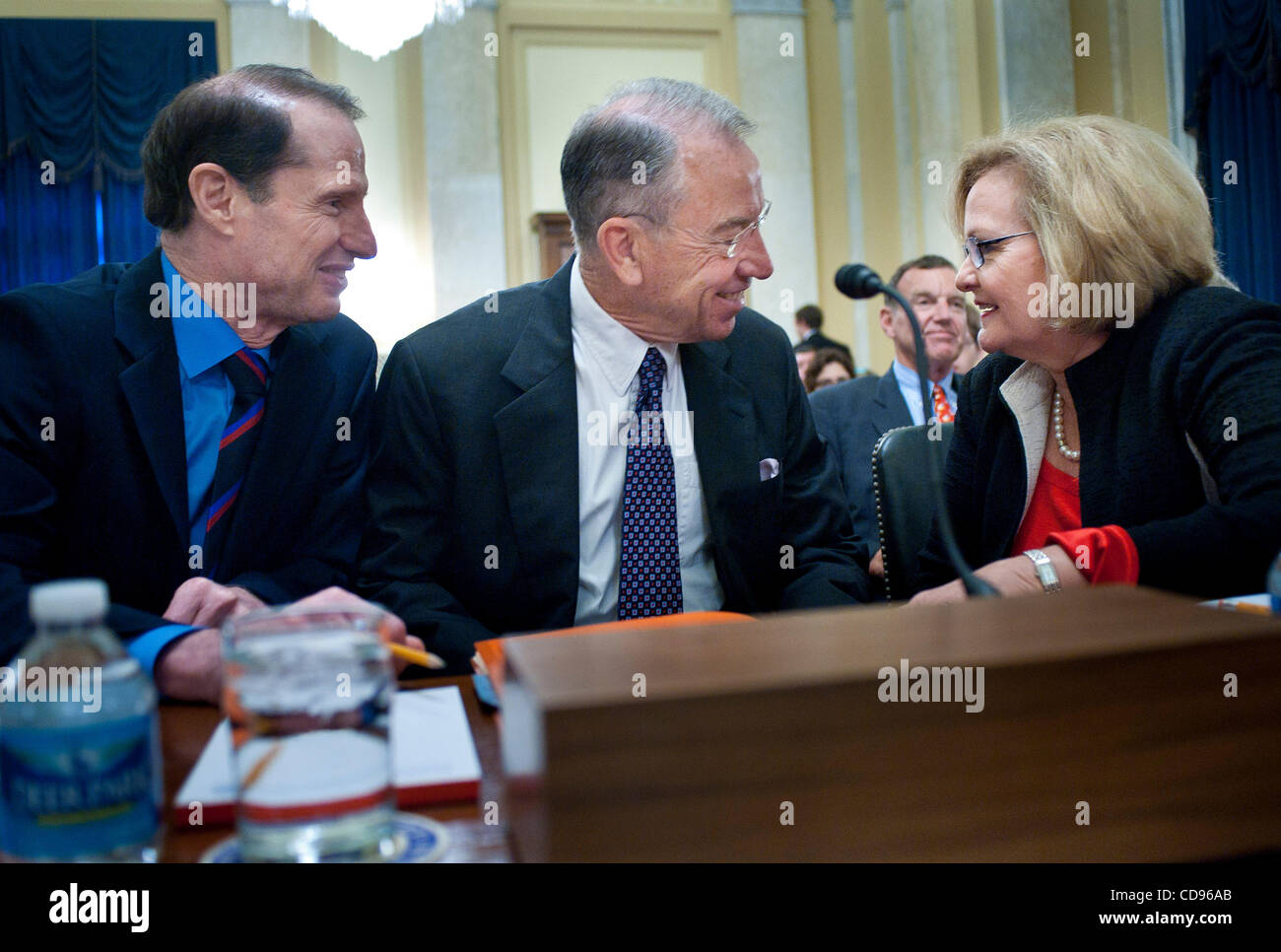 23. Juni 2010 - Washington, District Of Columbia, USA, -Senator Ron Wyden, (D-Oregon/USA), Senator Charles Grassley, (R-Iowa) und Senator Claire McCaskill, (D -Mo.) bereiten Sie vor dem Senat Regeln und Verwaltungsausschuss auf Zeugen '' Prüfung der Filibuster: Silent Freibeutern, hält und den Senat Confi Stockfoto