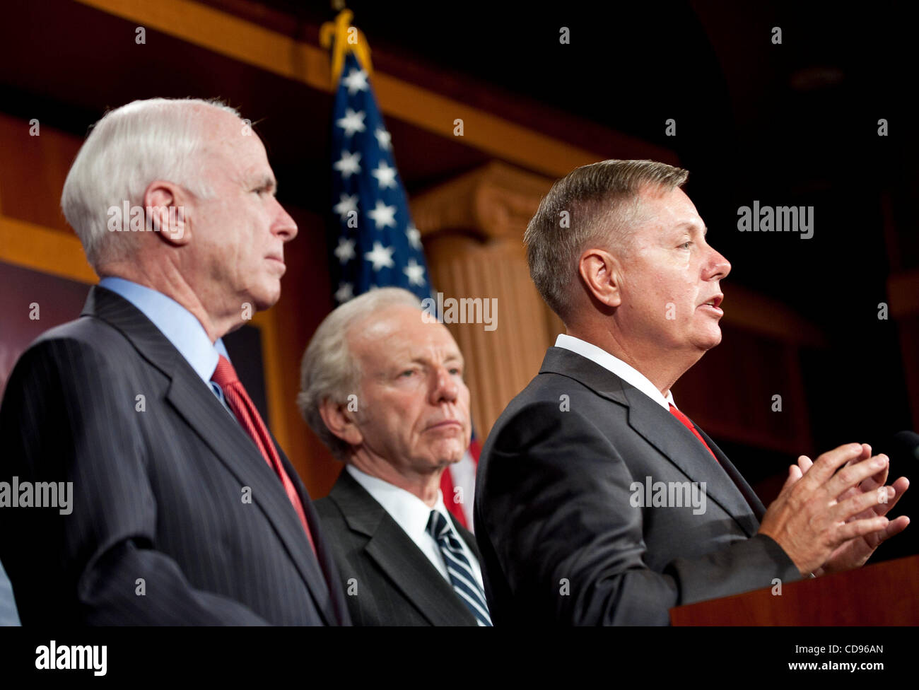 23. Juni 2010 - Washington, District Of Columbia, USA, -Senatoren John McCain, abhalten Joe Lieberman und Lindsey Graham eine Pressekonferenz zum Rücktritt General Stanley McChrystal und Präsident Obama Entscheidung bitten General David Petraeus, ihn als Kommandeur in Afghanistan zu ersetzen. (Kredit-Bild: © P Stockfoto