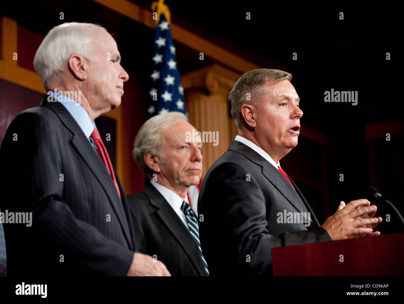 23. Juni 2010 - Washington, District Of Columbia, USA, -Senatoren John McCain, abhalten Joe Lieberman und Lindsey Graham eine Pressekonferenz zum Rücktritt General Stanley McChrystal und Präsident Obama Entscheidung bitten General David Petraeus, ihn als Kommandeur in Afghanistan zu ersetzen. (Kredit-Bild: © P Stockfoto