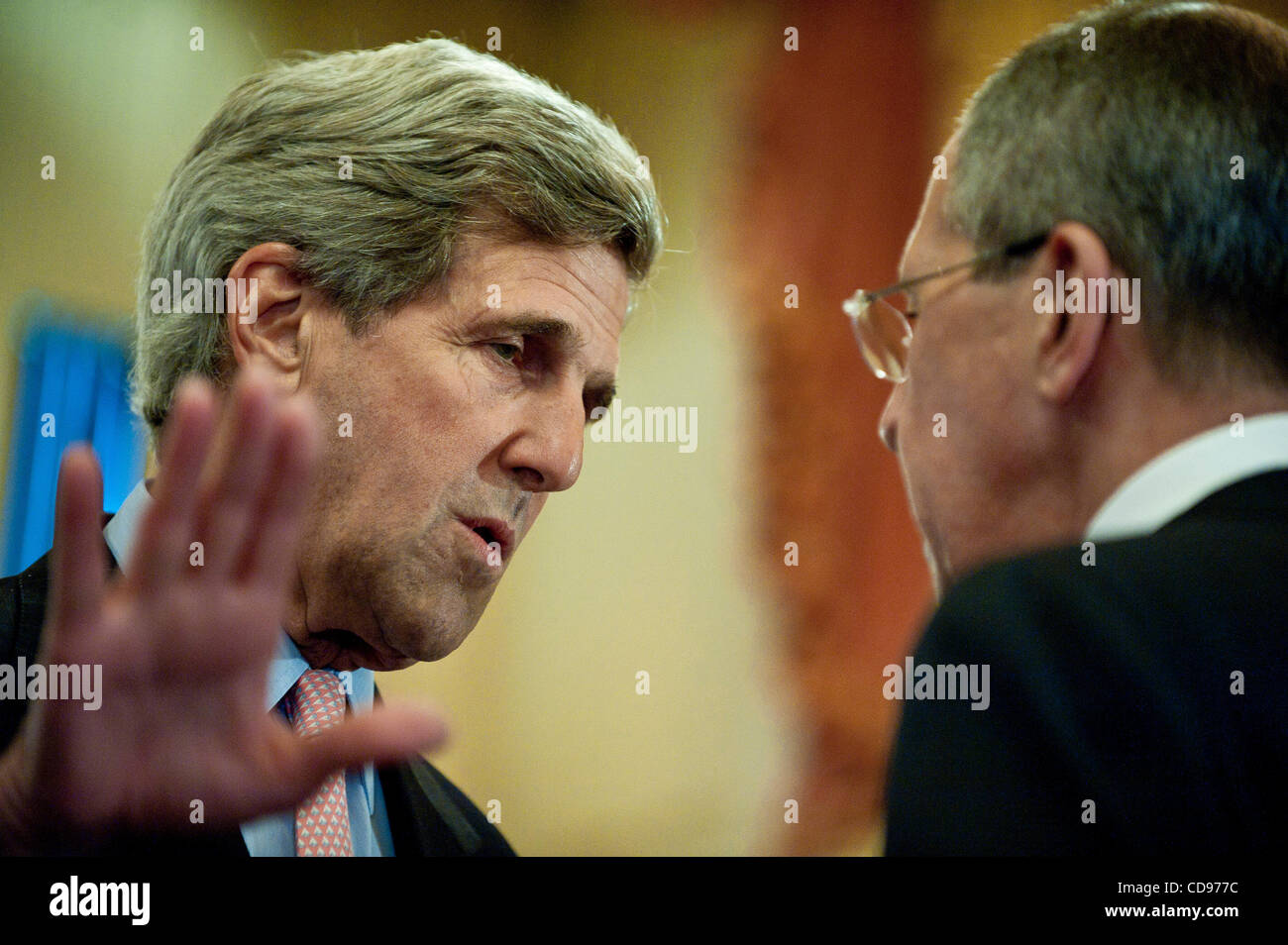 24. Juni 2010 spricht - Washington, District Of Columbia, US - Senator John Kerry mit der russische Außenminister Sergej Lawrow auf dem US-Kapitol am Donnerstag. (Bild Kredit: Pete Marovich/ZUMApress.com ©) Stockfoto