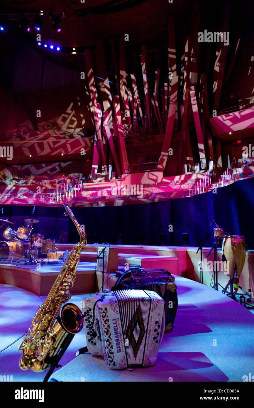 25. Juni 2010 - Stil Los Angels, California, USA Los Tigres del Norte, eine mexikanische Band 'Norteño' Musik erklingt in Walt Disney Concert Hall. (Kredit Bild © Alex Pitt/Zuma Press) Stockfoto