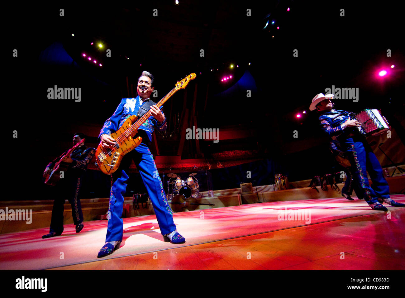 25. Juni 2010 - Stil Los Angels, California, USA Los Tigres del Norte, eine mexikanische Band 'Norteño' Musik erklingt in Walt Disney Concert Hall. (Kredit Bild © Alex Pitt/Zuma Press) Stockfoto