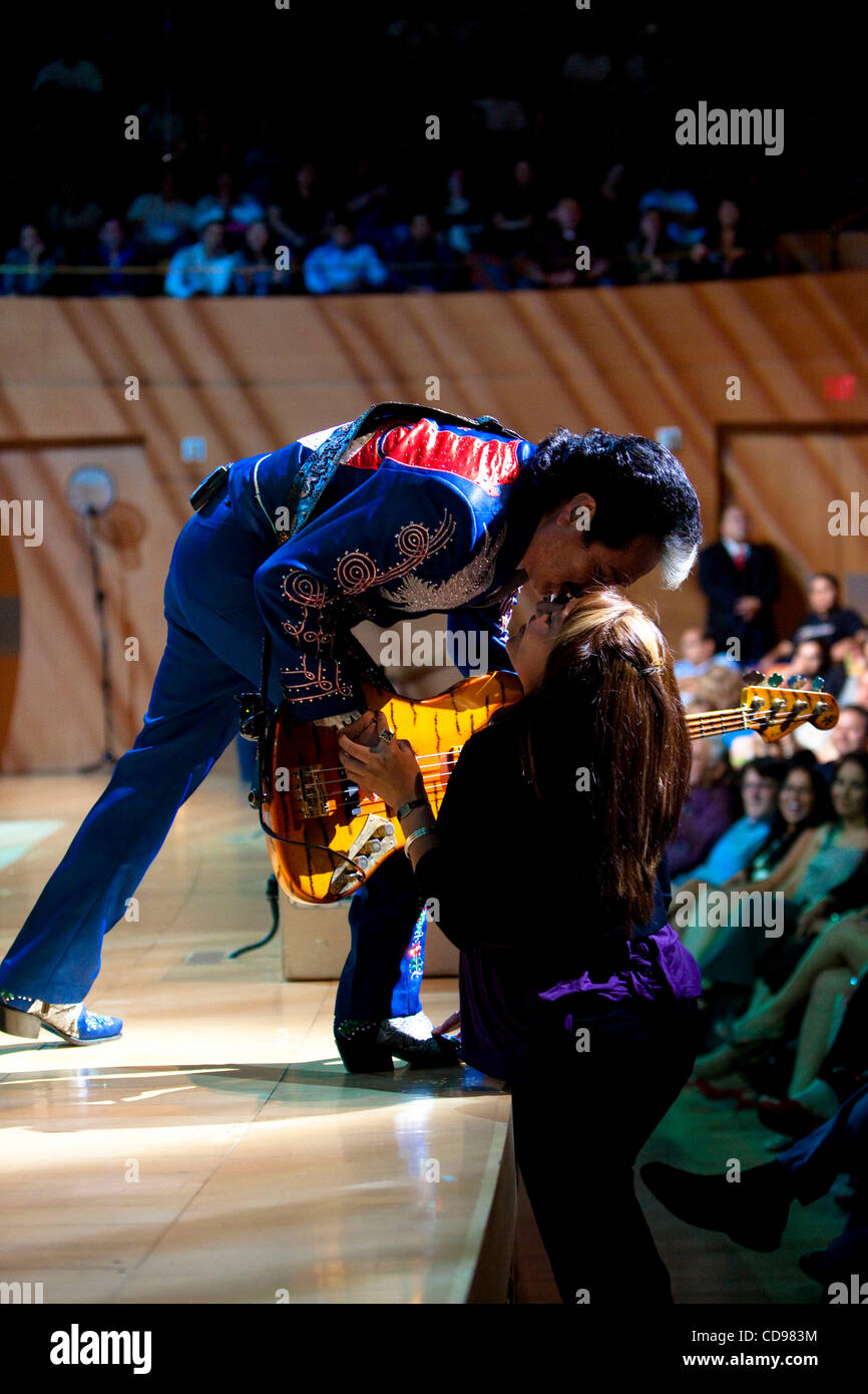 25. Juni 2010 - Stil Los Angels, California, USA Los Tigres del Norte, eine mexikanische Band 'Norteño' Musik erklingt in Walt Disney Concert Hall. (Kredit Bild © Alex Pitt/Zuma Press) Stockfoto