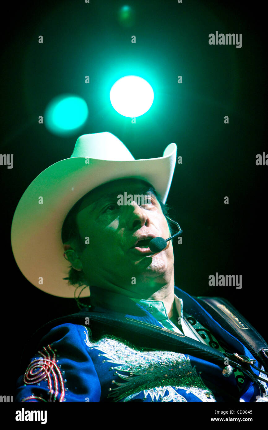 25. Juni 2010 - Stil Los Angels, California, USA Los Tigres del Norte, eine mexikanische Band 'Norteño' Musik erklingt in Walt Disney Concert Hall. (Kredit Bild © Alex Pitt/Zuma Press) Stockfoto