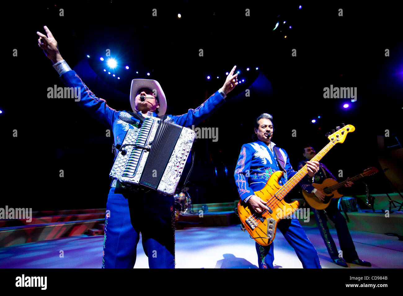 25. Juni 2010 - Stil Los Angels, California, USA Los Tigres del Norte, eine mexikanische Band 'Norteño' Musik erklingt in Walt Disney Concert Hall. (Kredit Bild © Alex Pitt/Zuma Press) Stockfoto