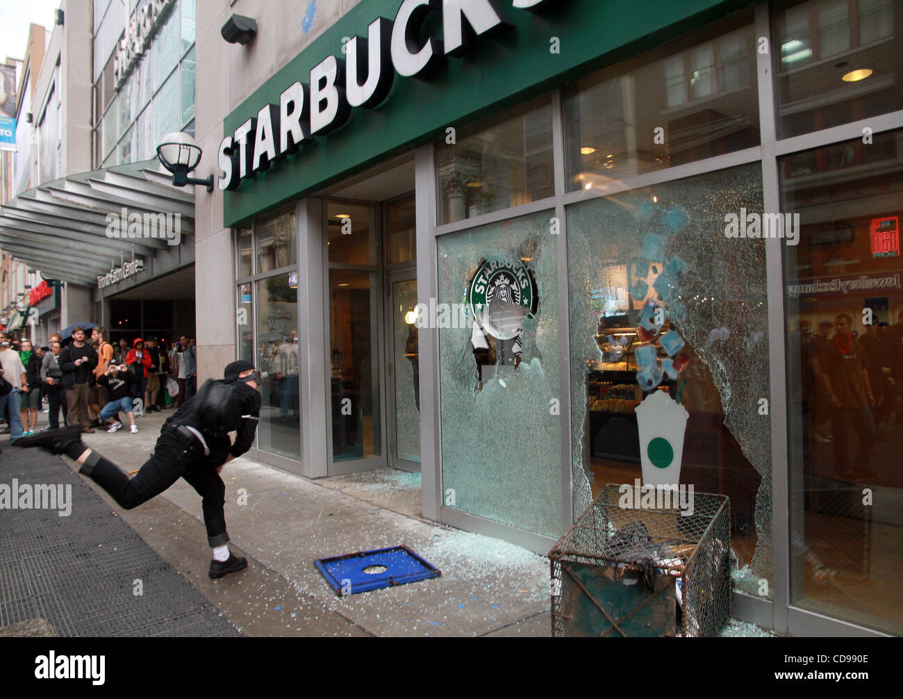 26. Juni 2010 - Toronto, Ontario, Kanada - Black Bloc Demonstrant Zerschlagung ein Starbucks Coffee Windows während des Aufstands in den Straßen von Toronto. (Kredit-Bild: © Kamal Sellehuddin/ZUMApress.com) Stockfoto