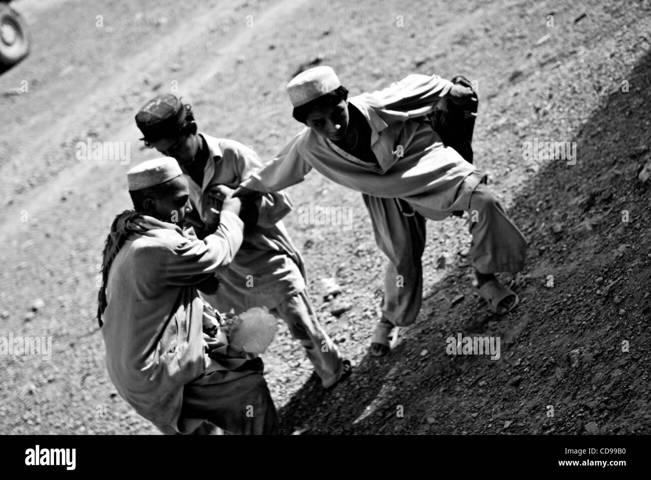 Afghanische Jungen kämpfen um Schuhe nach einem Asura oder Treffen von Stammesältesten und afghanische Soldaten in der Nähe von Margah. Stockfoto