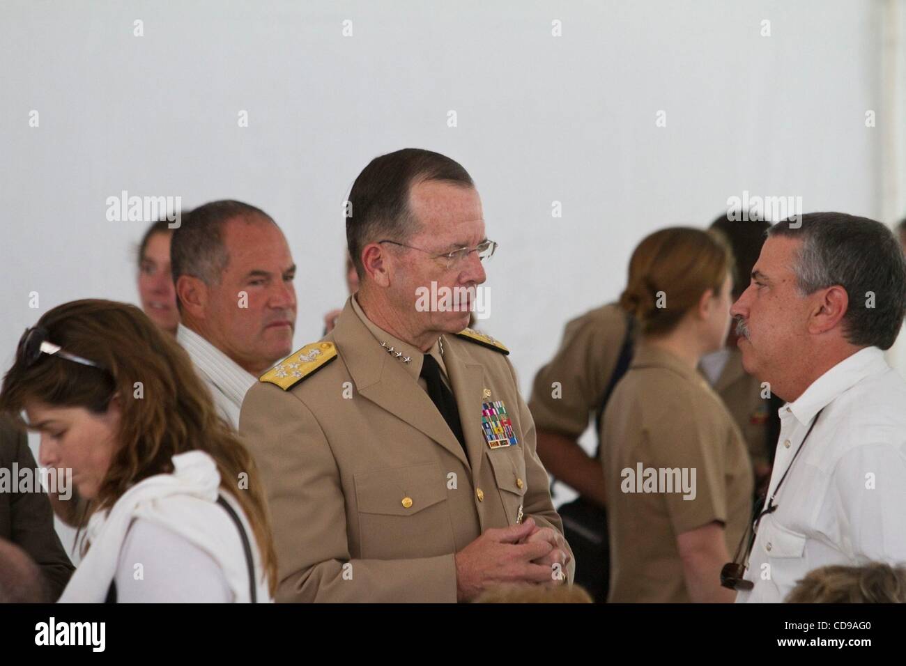 28. Juni 2010 grüßt - Aspen, Colorado, US - Admiral MICHAEL MULLEN, Vorsitzender des Stabschefs der Gelenke Gönnern auf dem Aspen-Security-Forum. (Kredit-Bild: © Rustin Gudim/ZUMApress.com) Stockfoto