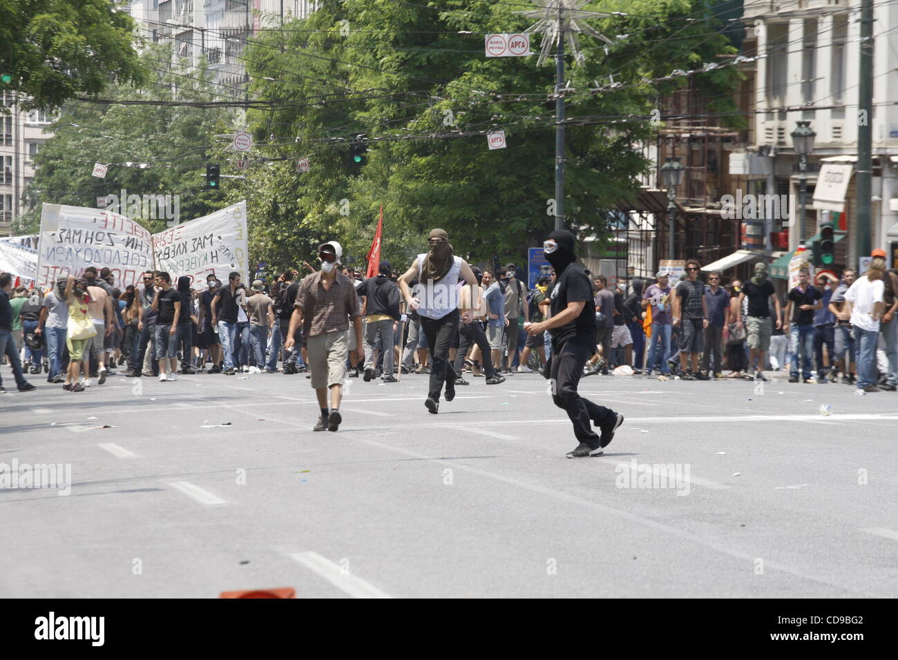 29. Juni 2010 - Ausschreitungen in Athen, Griechenland - infront des griechischen Parlaments. Griechische Arbeiter und Beamte inszenieren einen neue 24-stündigen Streik, die allgemeine Unzufriedenheit mit Sparmaßnahmen der Regierung, einschließlich eine radikale Rentenreform abzielen, das Land, seine riesigen Schuldenkrise lösen messen wird. (Kredit-ich Stockfoto