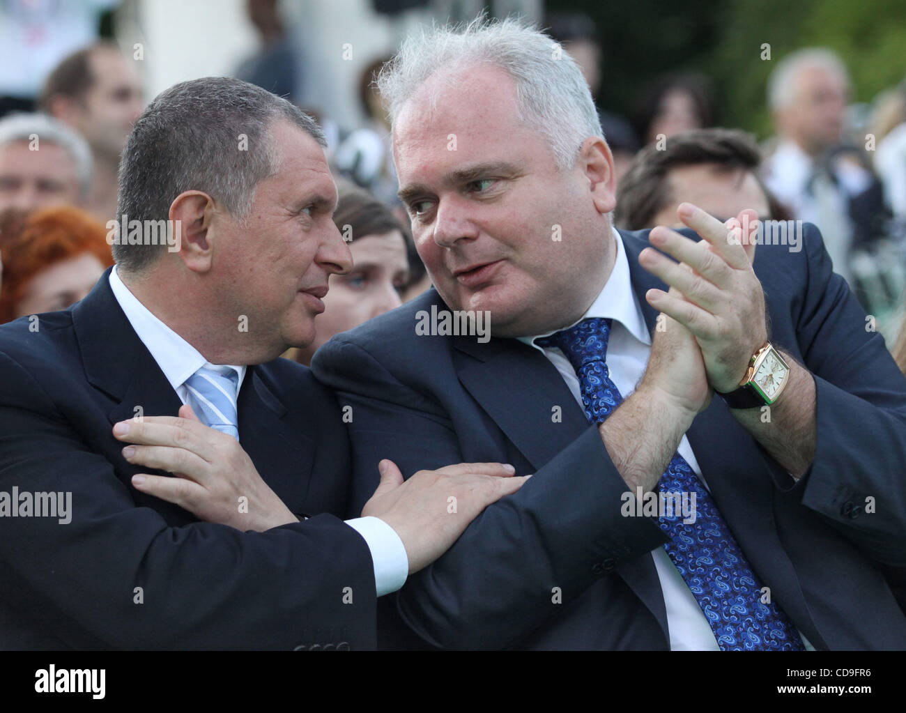 Matthias Warnig (r), der Managing Director (CEO) der Nord Stream AG und Igor Sechin (l), stellvertretender Leiter der russischen Regierung auf dem Baltic Youth Orchestra-Konzert in St.Petersburg,Russia. Nord Stream AG ist ein Unternehmen für Bau und Betrieb von u-Boot-Gaspipeline Nord Stream aus Russland Stockfoto