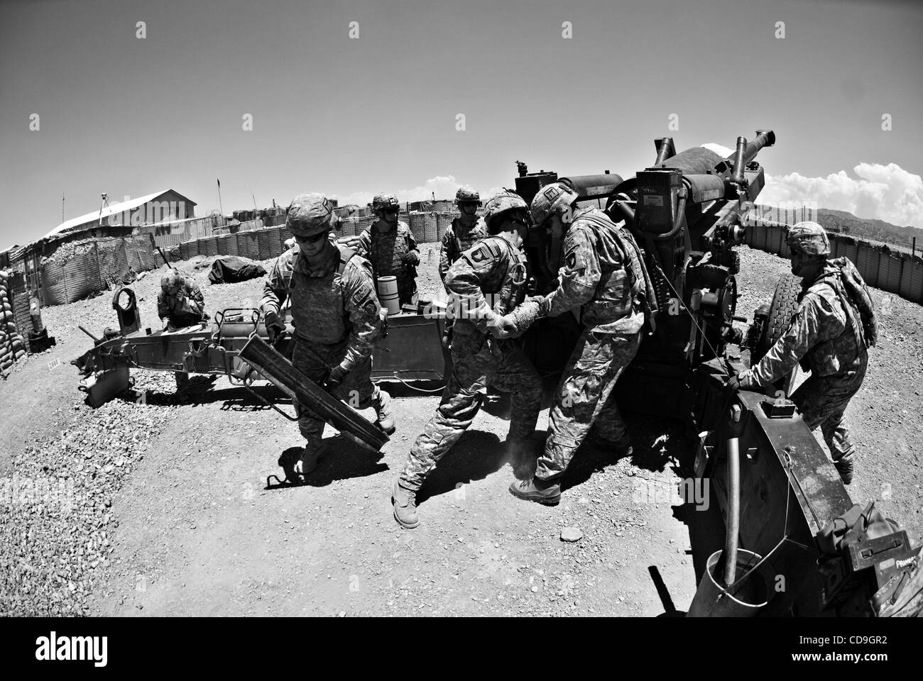 Eine Feld-Artillerie-Crew aus Alpha Batterie, 3. Bataillon, 320th Field Artillery Regiment lädt eine 155 mm Haubitze während einer Feuer-Mission auf Forward Operating Base Boris. Stockfoto