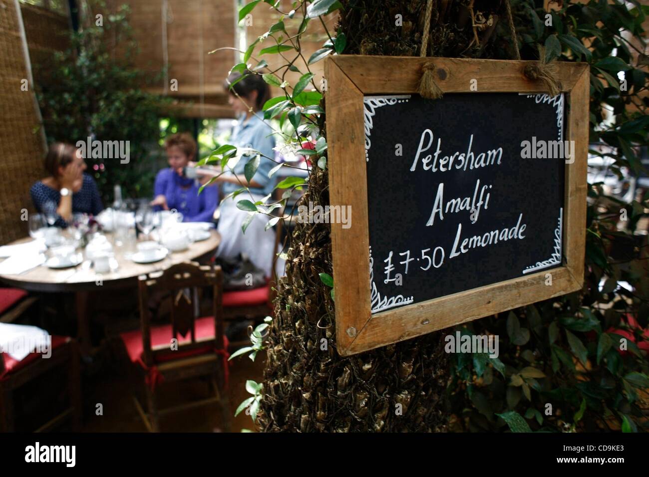 16. Juli 2010 - London, England, Vereinigtes Königreich - Interieur der Petersham Nurseries/Kirche Lane, off-Road Petersham, Petersham im Londoner Vorort Richmond, London. (Kredit-Bild: © Veronika Lukasova/ZUMApress.com) Stockfoto