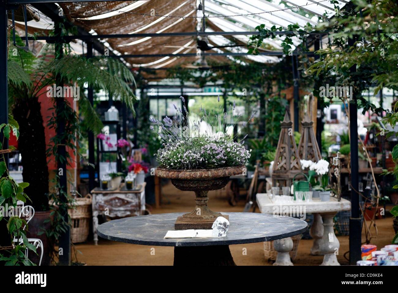 16. Juli 2010 - London, England, Vereinigtes Königreich - Interieur der Petersham Nurseries/Kirche Lane, off-Road Petersham, Petersham im Londoner Vorort Richmond, London. (Kredit-Bild: © Veronika Lukasova/ZUMApress.com) Stockfoto