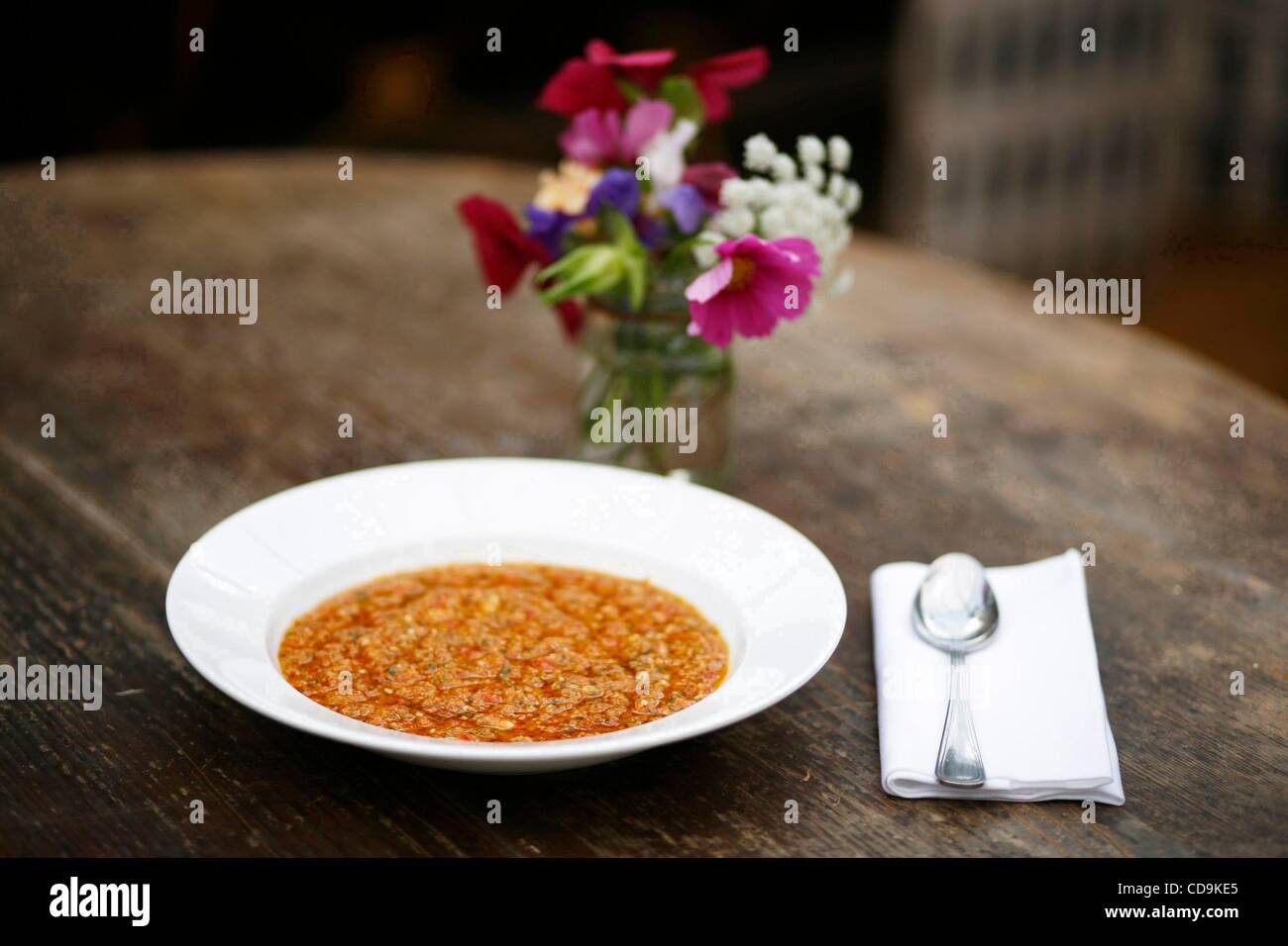 16. Juli 2010 - London, England, Vereinigtes Königreich - Chunky Gazpacho Suppe in Petersham Nurseries, Church Lane, Petersham Geländewagen, Petersham im Londoner Vorort Richmond, London. (Kredit-Bild: © Veronika Lukasova/ZUMApress.com) Stockfoto