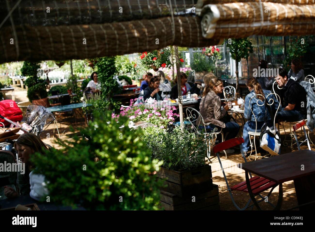 16. Juli 2010 - London, England, Vereinigtes Königreich - Terrasse der Petersham Nurseries, Church Lane, Petersham Geländewagen, Petersham im Londoner Vorort Richmond, London. (Kredit-Bild: © Veronika Lukasova/ZUMApress.com) Stockfoto