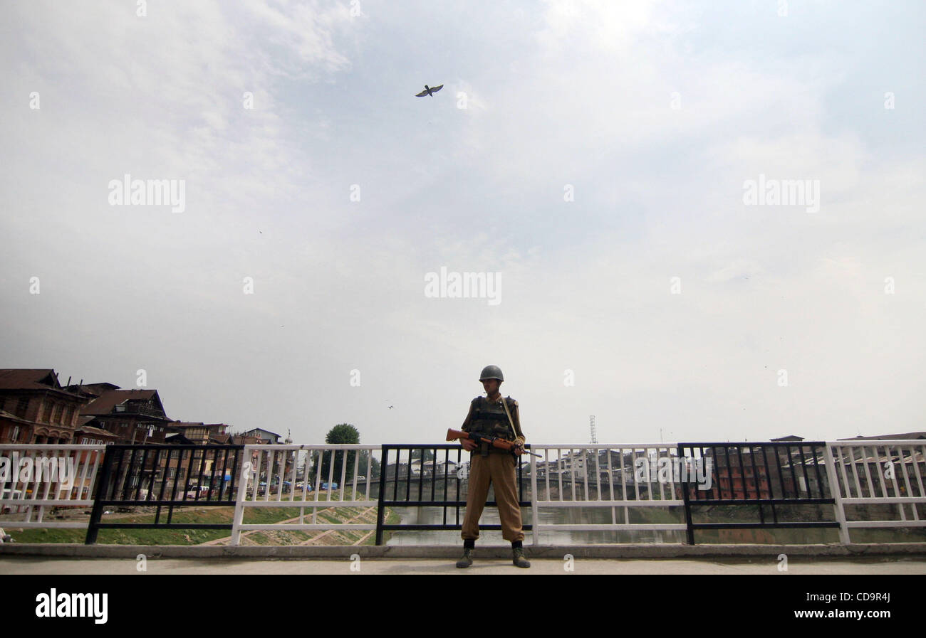 20. Juli 2010 - steht Srinagar, Kaschmir, Indien - eine indische Paramilitärs solidier Wache während eine Ausgangssperre in Srinagar, der Sommerhauptstadt des indischen Teil Kaschmirs. Eine Person, die als Fayaz Ahmad Khanday, mit 23 Jahren wurde getötet und 13 weitere wurden verletzt, als indische Polizei angeblich das Feuer auf eine Processio eröffnet Stockfoto