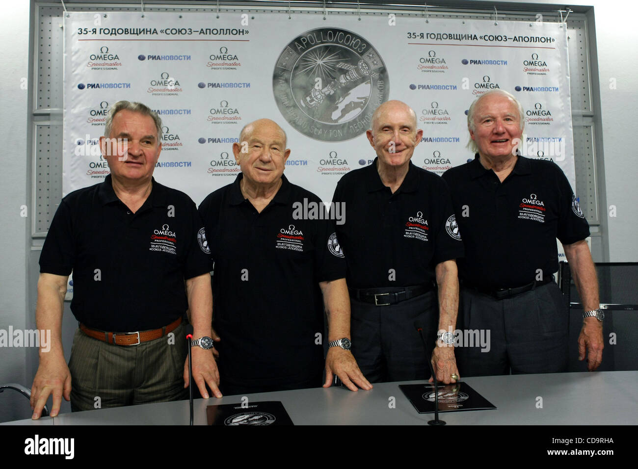 35. Jahrestag der Apollo-Sojus-Test-Projekt wurde in Moskau gefeiert. Im Bild: l-R Kosmonauten Valery Kubasov und Alexei Leonov und US-Astronauten Thomas Stafford und Vance Brand bei der Pressekonferenz in Moskau. Am 15. Juli 1975, das Raumschiff Sojus-19 mit Kosmonauten Alexei Leonov und Valery Stockfoto