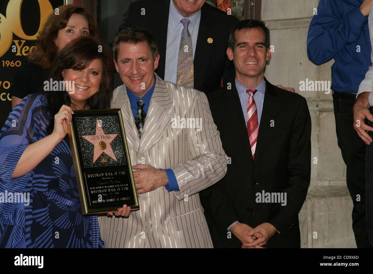 25. Juli 2010 - Hollywood, Kalifornien, US - I14768CHW. Die späten Louis Prima mit Aufnahme-Stern auf dem Hollywood Walk Of Fame geehrt. Montalban Theater, Hollywood, CA .07/25/2010. LENA PRIMA UND LOUIS PRIMA JR MIT ERIC GARCETTI. 2010 (Kredit-Bild: © Clinton Wallace/Globe Fotos/ZUMApres Stockfoto