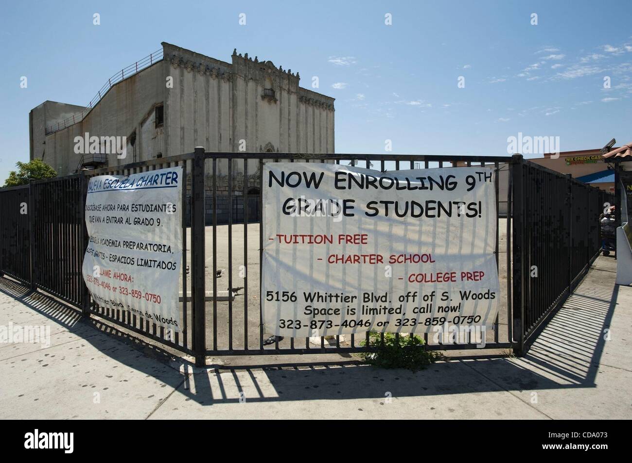 29. Juli 2010 - Los Angeles, Kalifornien, USA - Sign Werbung Schülerzahlen an charter-High School in East L.a. an der Ecke des Atlantic Blvd. und Whittier Blvd. (Credit-Bild: © Leopoldo Pena/ZUMApress.com) Stockfoto