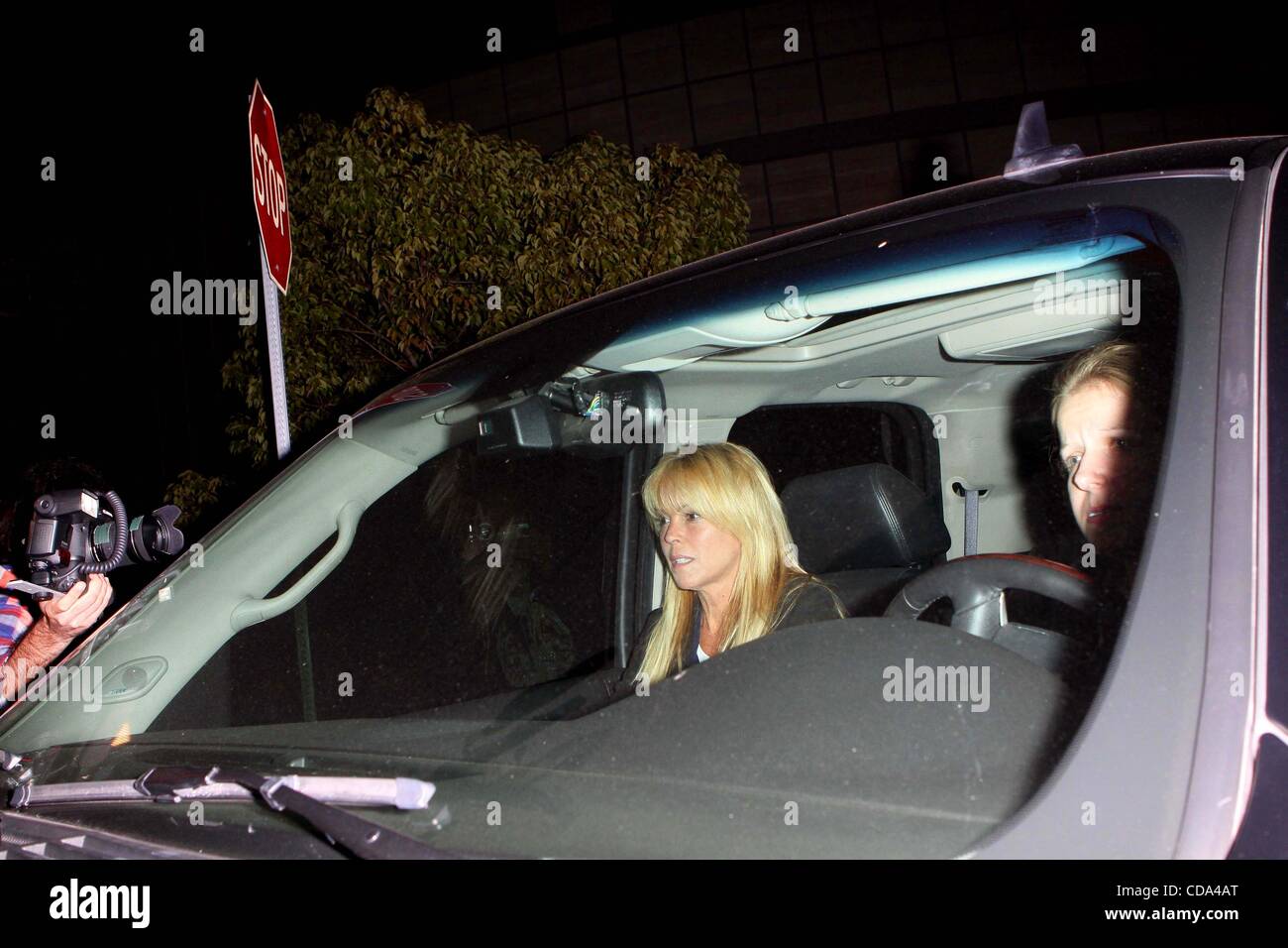 4. August 2010 besuchen - Los Angeles, Kalifornien, USA - Lindsay Lohans Mutter DINA LOHAN und Schwester ALI LOHAN Lindsay an UCLAs Resnick neuropsychiatrischen Krankenhaus in Westwood 04.08.2010. 2010.K66070VP... ** der Preis ausgehandelt werden * (Credit-Bild: © V.P./Globe Photos/ZUMApress.com) Stockfoto
