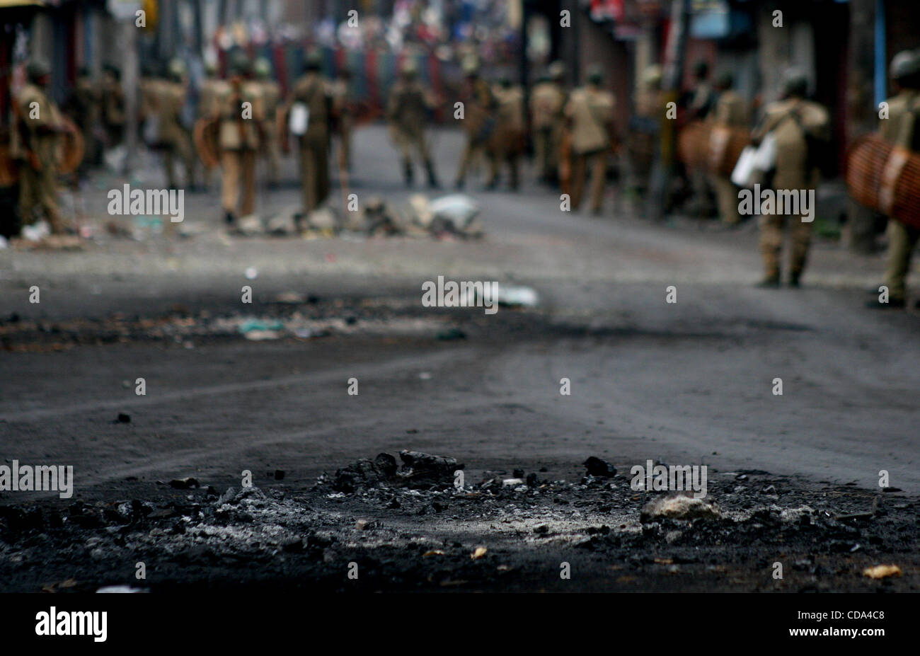 Eine indische Polizei Petroling während der fortgesetzten Ausgangssperre in Srinagar, der Sommerhauptstadt des indischen Teil Kaschmirs, am 08.05.2010 der Tribut an den Gewalttaten in der Kaschmir-Tal bis 47 seit Juni 11 Foto/Altaf Zargar/Zuma Press Stockfoto