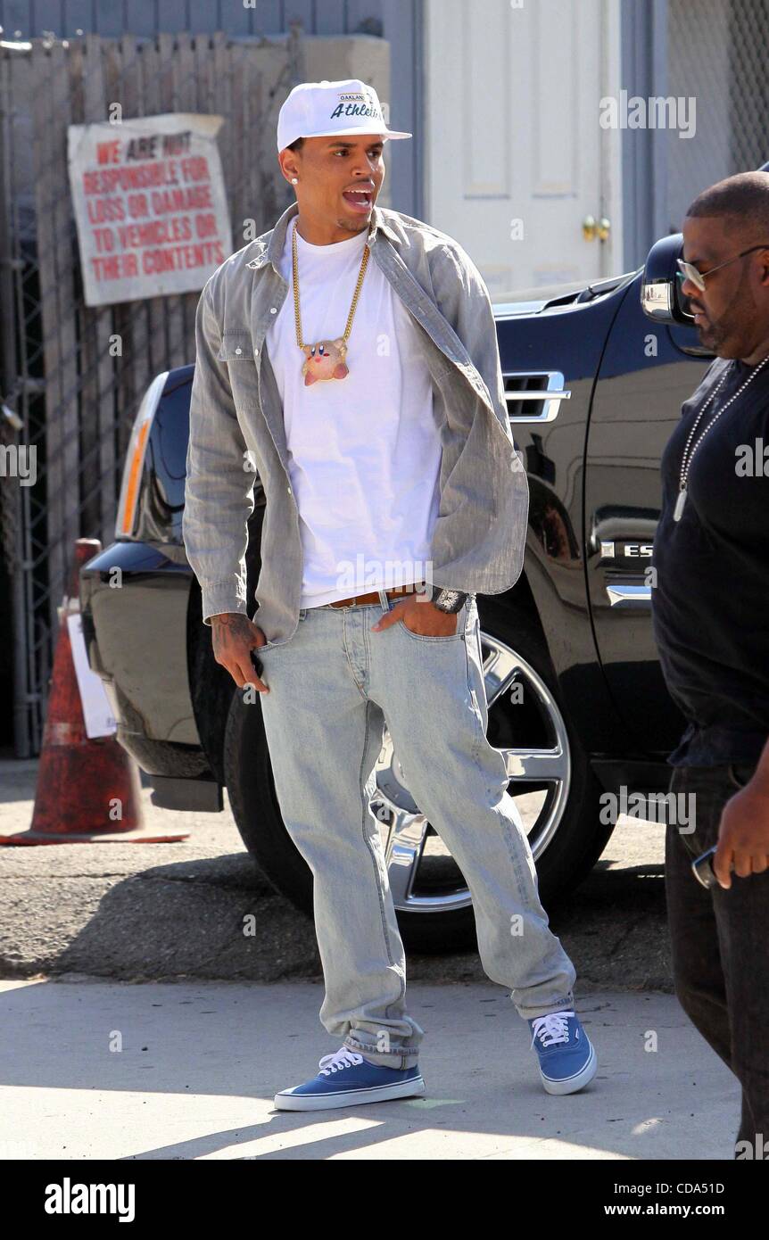 5. August 2010 - Los Angeles, Kalifornien, USA - CHRIS BROWN Stände bei der Arbeit in der '' Record Werk '' Recording Studio in Los Angeles 05.08.2010. 2010.K66073VP (Kredit-Bild: © V.P./Globe Photos/ZUMApress.com) Stockfoto