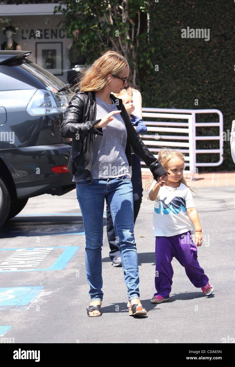 7. August 2010 - Los Angeles, Kalifornien, USA - JENNIFER MEYER und Tochter RUBY zu Fuß in West Hollywood, Kalifornien am 07.08.2010. K65638VP. (Kredit-Bild: © V.P./Globe Photos/ZUMApress.com) Stockfoto