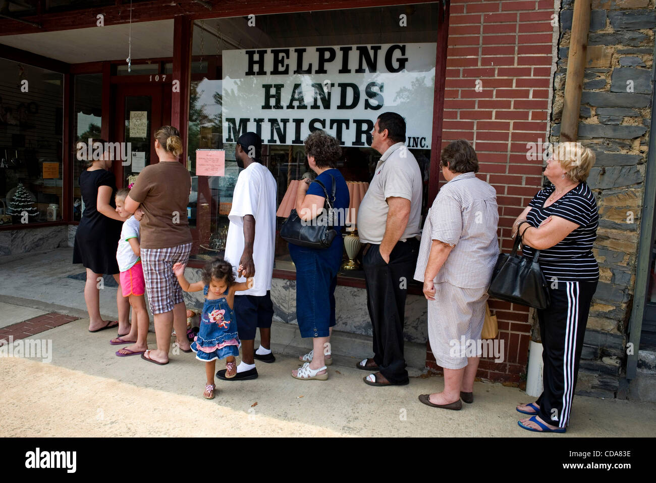 Rockman, Georgien--Finanziell zu kämpfen Bewohner von dieser kleinen West Georgia Stadt Schlange außerhalb der Helping Hands-Ministerium, warten auf die Thrift Store und Essen Speisekammer zu öffnen. Das Ministerium, betreut von einem älteren Ehepaar in der Stadt, kostenlose Verpflegung zur Verfügung stellt Bewohner von Polk Land, n Stockfoto