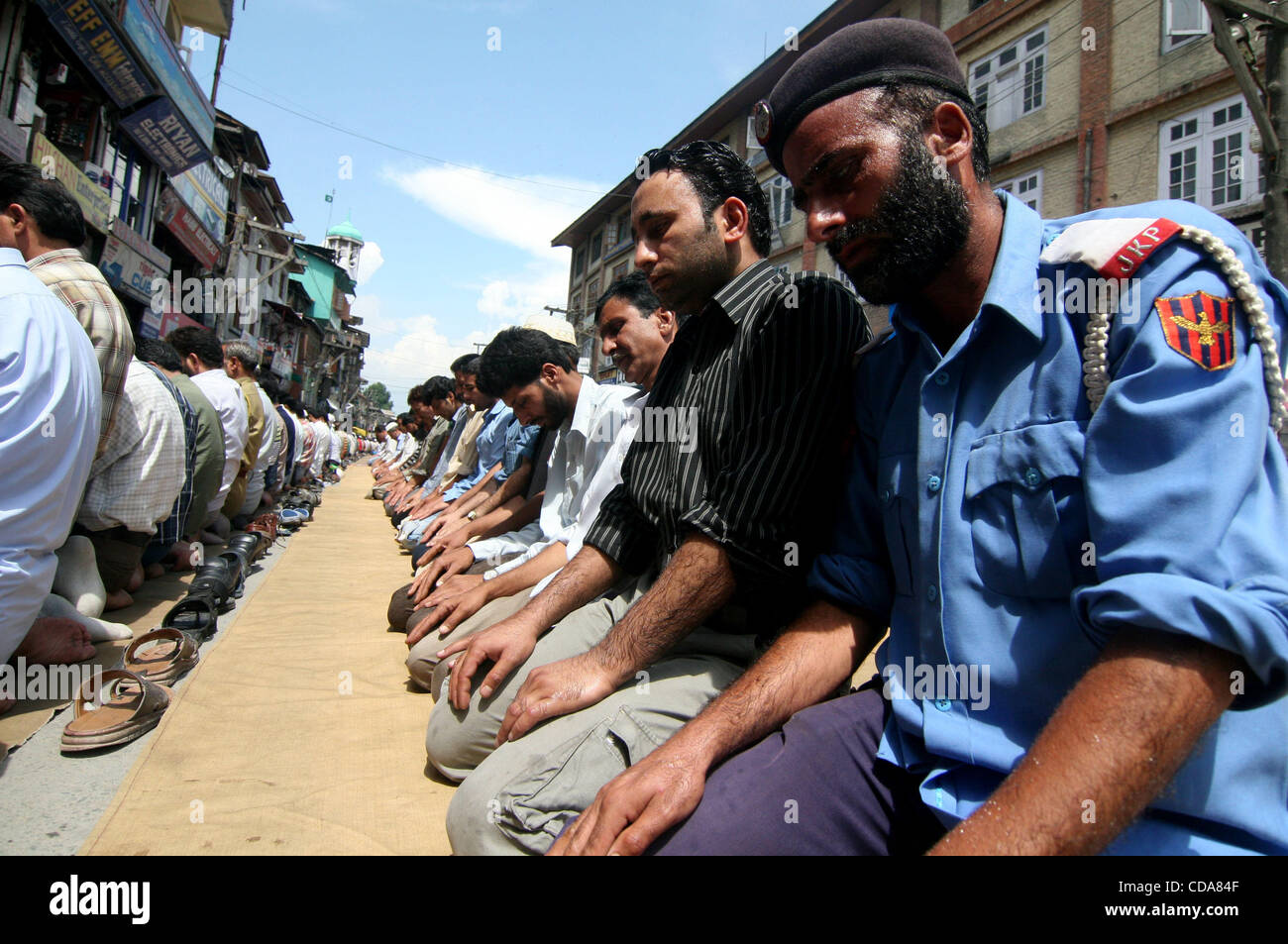 kaschmirische Muslime bietet beten am ersten Tag des Ramdan in Srinagar, die Sommerhauptstadt des indischen Kaschmir am 08.12.2010 The Valley von Gewalt nach dem Tod eines Teenagers am 11. Juni, nachdem er angeblich von einem Tränengas Shell getroffen von der indischen Polizei im Gani-Stadion in der Nähe von Rajouri Kadal erschüttert wurde. A Stockfoto