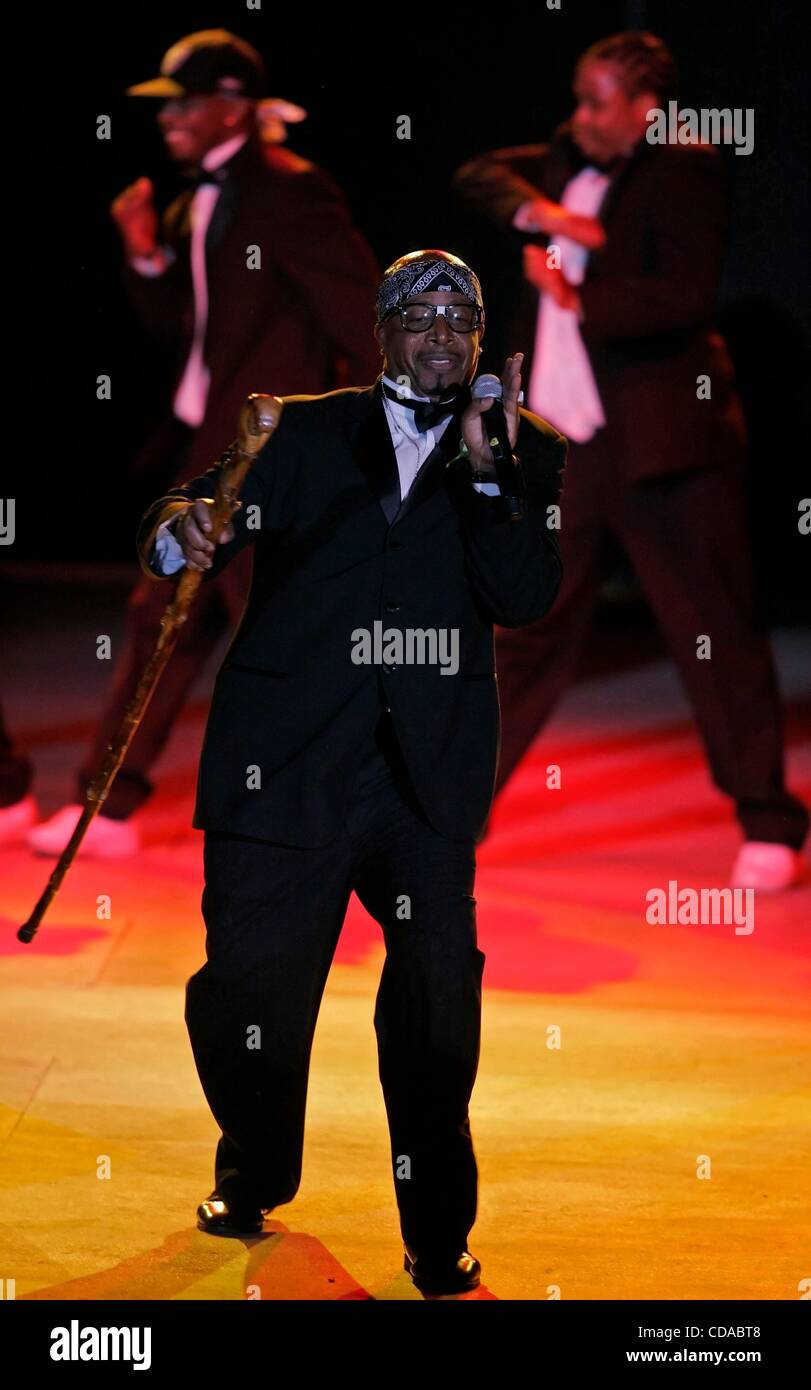 20. August 2010 führt - Louisville, Kentucky, USA - Rapper MC HAMMER, mit bürgerlichem Namen STANLEY KIRK BURRELL ist, im Kardinal-Stadion während der Kentucky State Fair. Hammer stieg zuerst zum Ruhm in den späten 1980er Jahren, gewann drei Grammy Awards und immer der erste hip Hop Künstler, ein Album zu erreichen Stockfoto