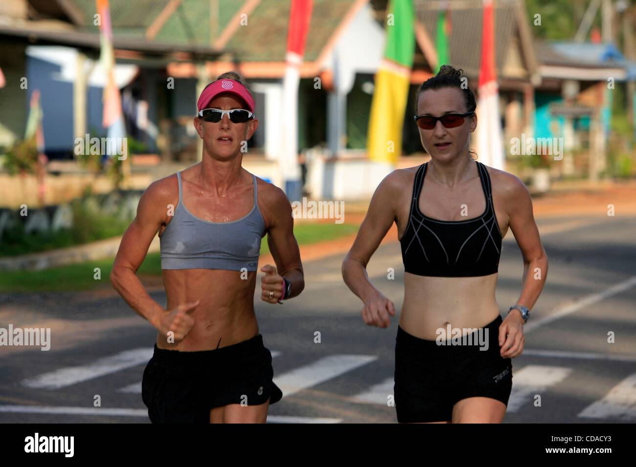 22. August 2010 - Bintan, Riau-Inseln, Indonesien - eine Gruppe von ausländischen Touristen laufen am Morgen, genießen die Schönheit und natürliche Frische des Morgens in Malang Rapat Dorf, Bintan, Riau-Inseln Provinz, Indonesien. Nach Angaben von Central Bureau of Statistics von fore veröffentlicht Stockfoto