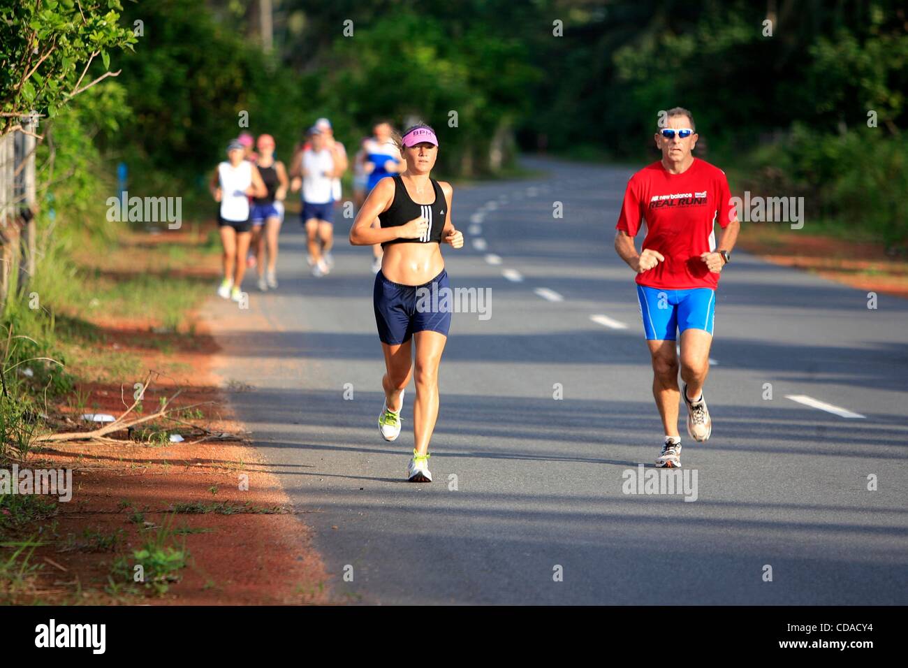 22. August 2010 - Bintan, Riau-Inseln, Indonesien - eine Gruppe von ausländischen Touristen laufen am Morgen, genießen die Schönheit und natürliche Frische des Morgens in Malang Rapat Dorf, Bintan, Riau-Inseln Provinz, Indonesien. Nach Angaben von Central Bureau of Statistics von fore veröffentlicht Stockfoto