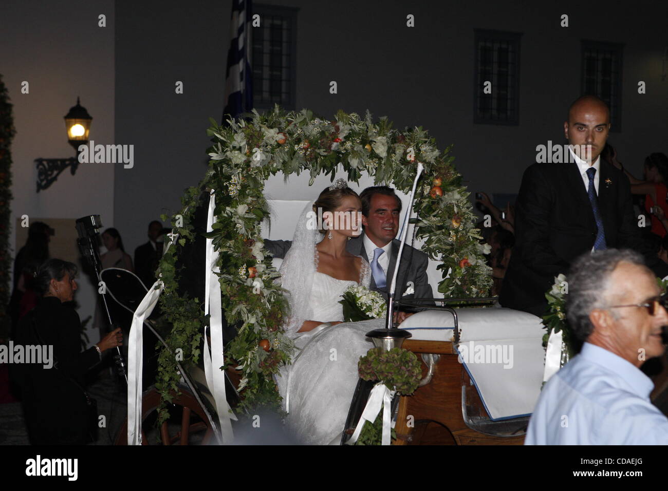 25. August 2010 - Insel Spetses, Griechenland - Prinz Nikolaos von Griechenland mit seiner Frau Tatiana Blatnik aus die Kirche verlassen. (Bild Kredit: Aristidis Vafeiadakis/ZUMApress.com ©) Stockfoto