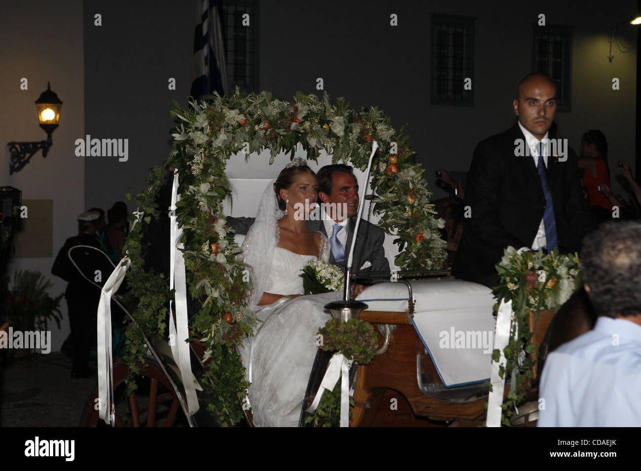 25. August 2010 - Insel Spetses, Griechenland - Prinz Nikolaos von Griechenland mit seiner Frau Tatiana Blatnik aus die Kirche verlassen. (Bild Kredit: Aristidis Vafeiadakis/ZUMApress.com ©) Stockfoto